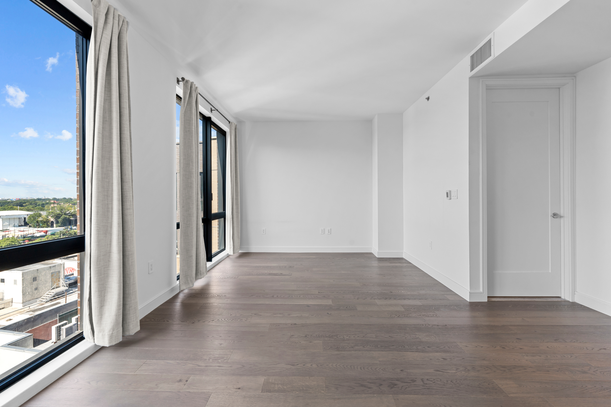 #8 photo, 107-06 Queens Boulevard, クイーンズ区 Forest Hills , NY 11375