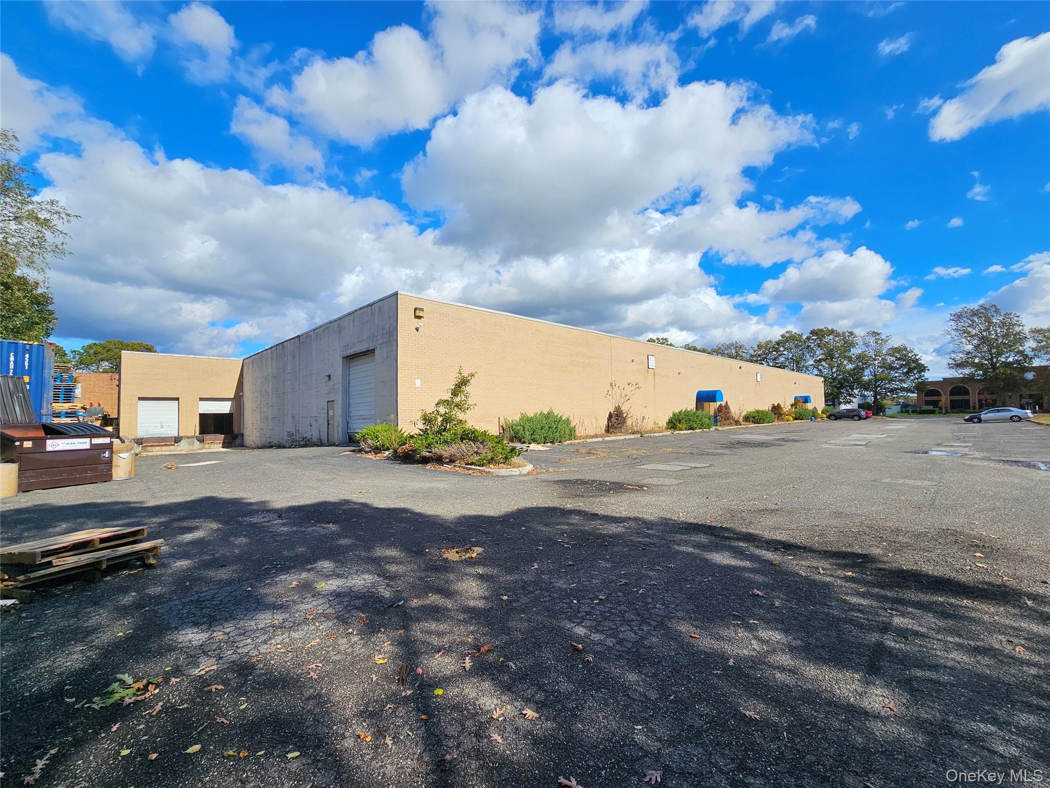 #11 photo, 200 Knickerbocker Avenue, サフォーク郡 Bohemia , NY 11716