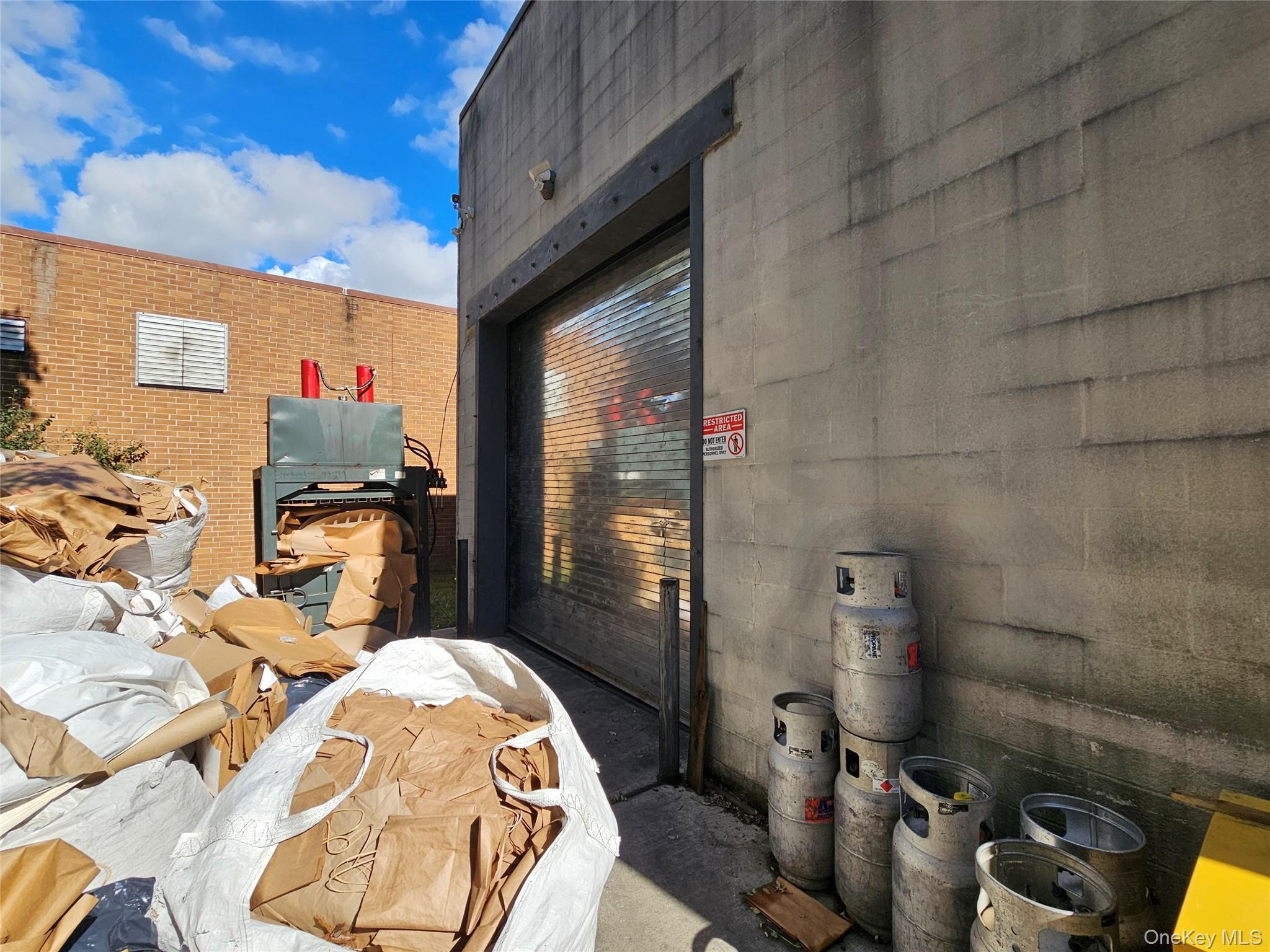 #15 photo, 200 Knickerbocker Avenue, サフォーク郡 Bohemia , NY 11716