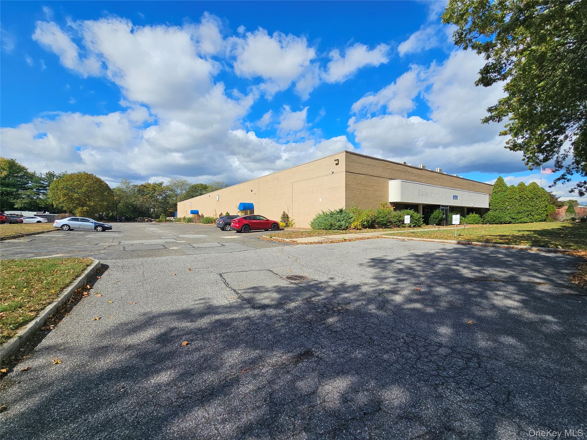 #7 photo, 200 Knickerbocker Avenue, サフォーク郡 Bohemia , NY 11716