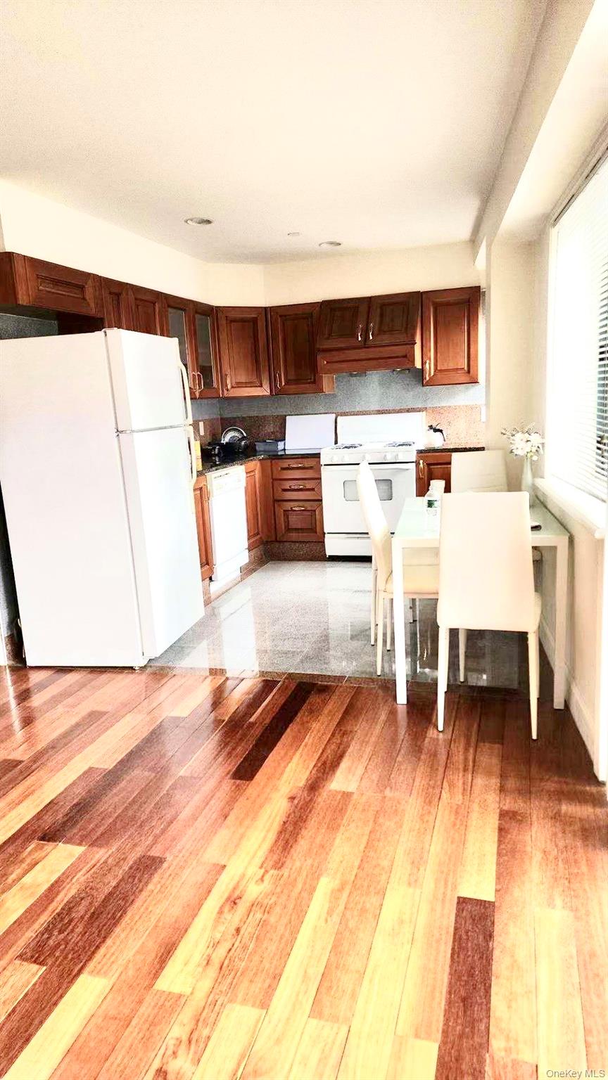 #3 photo, 43-18 Main Street, Flushing , NY 11355