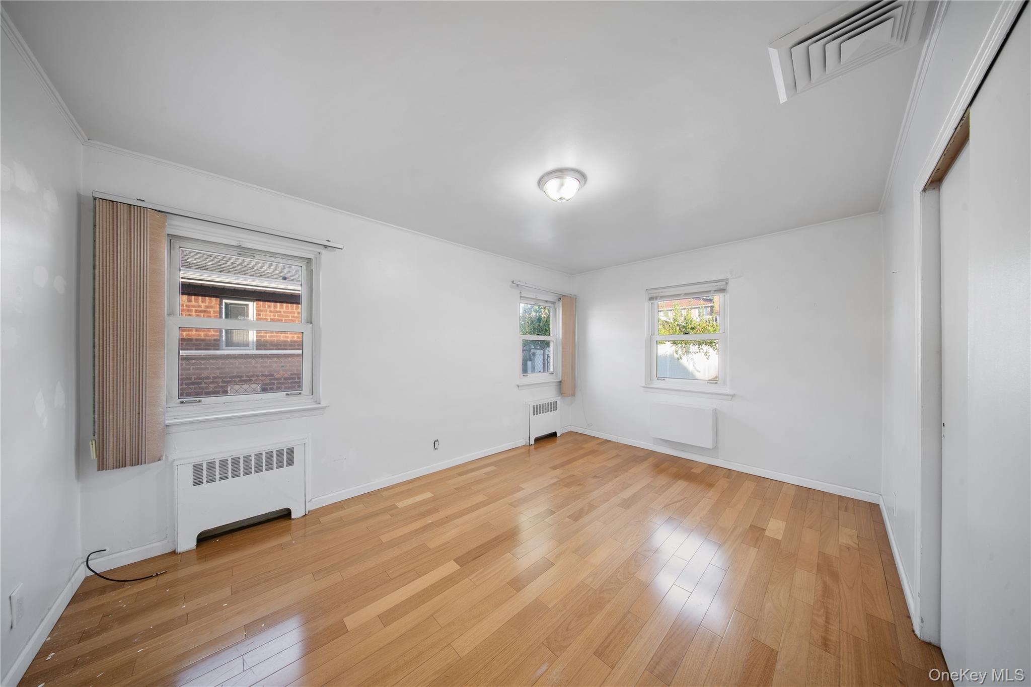 #16 photo, 19715 53rd Avenue, クイーンズ区 Fresh Meadows , NY 11365