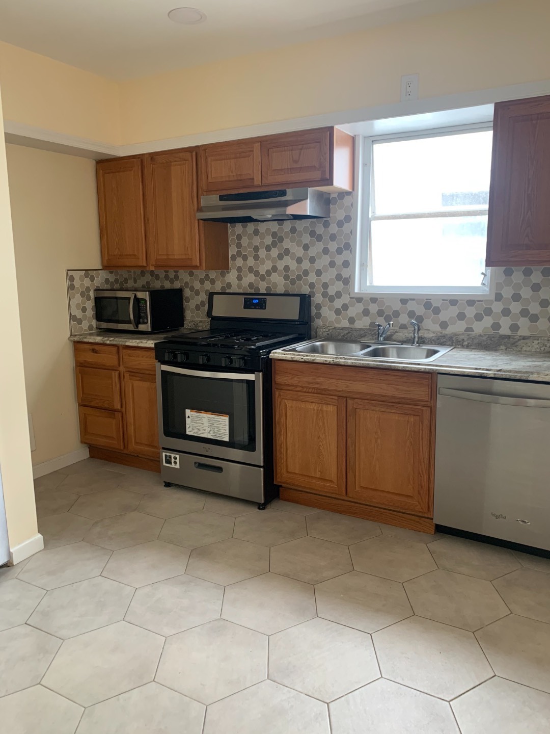 #3 photo, 190 Bay 7 St, #2, ブルックリン区 Bath Beach , NY 11228