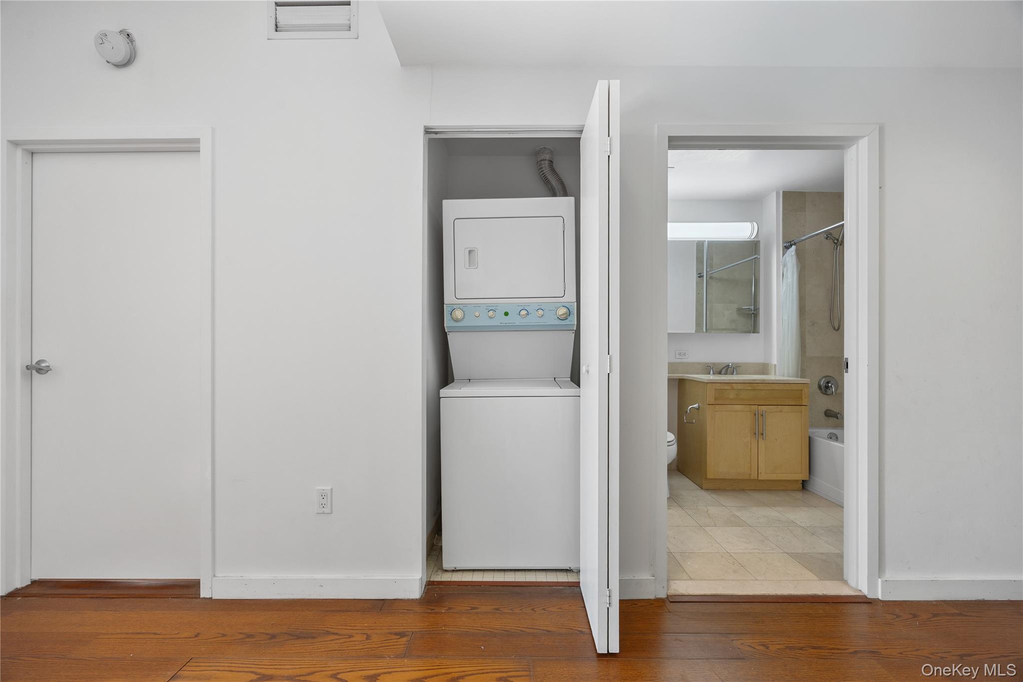 #18 photo, 40-26 college point blvd, Flushing , NY 11354