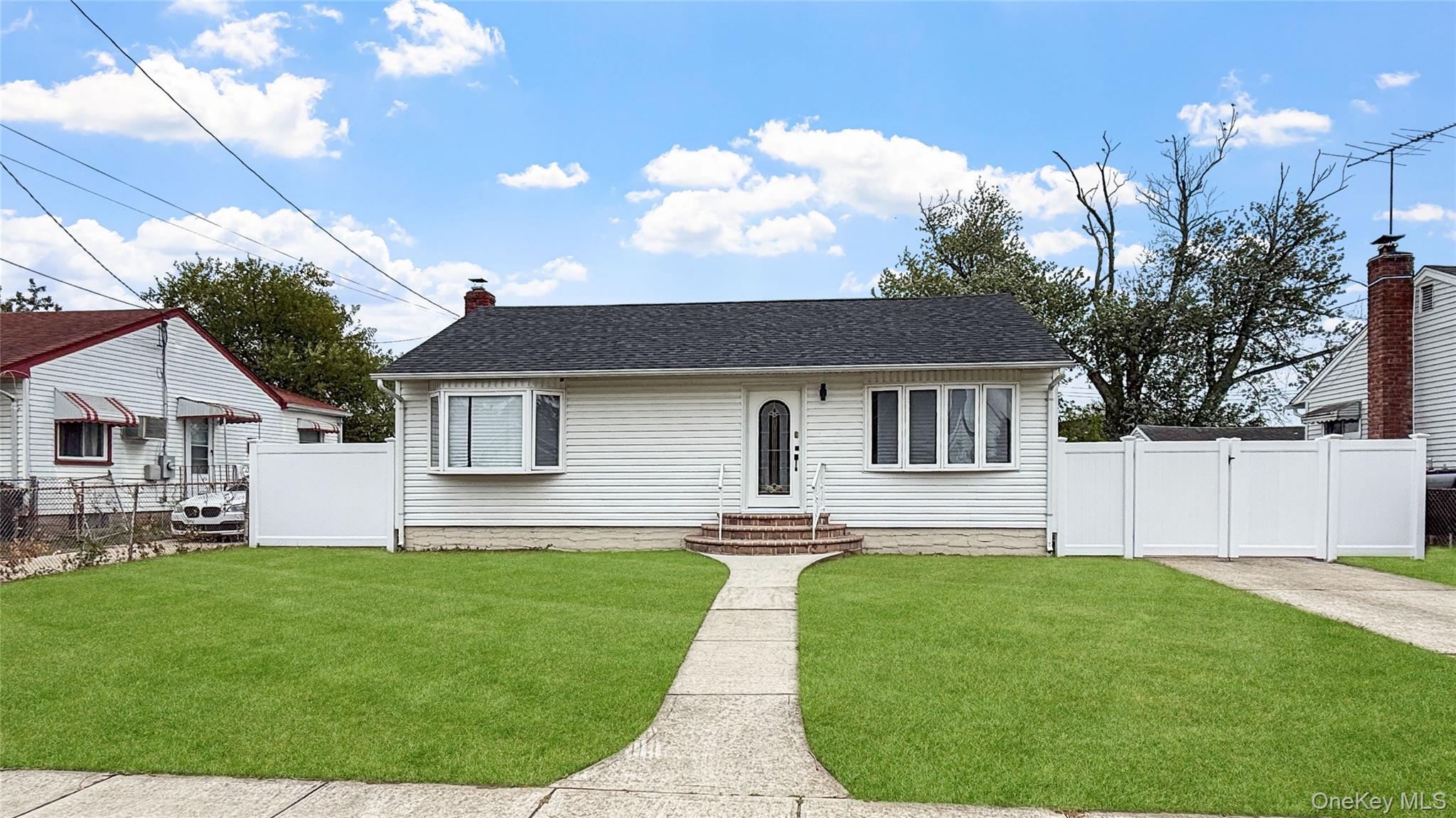 #1 photo, 3 Beta Drive, サフォーク郡 Amityville , NY 11701