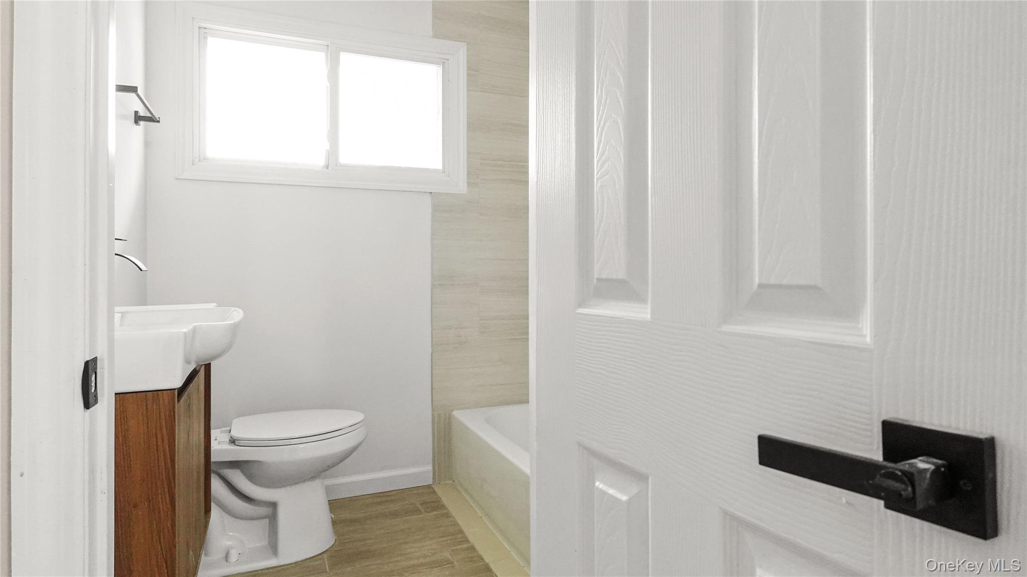 #4 photo, 3 Beta Drive, サフォーク郡 Amityville , NY 11701