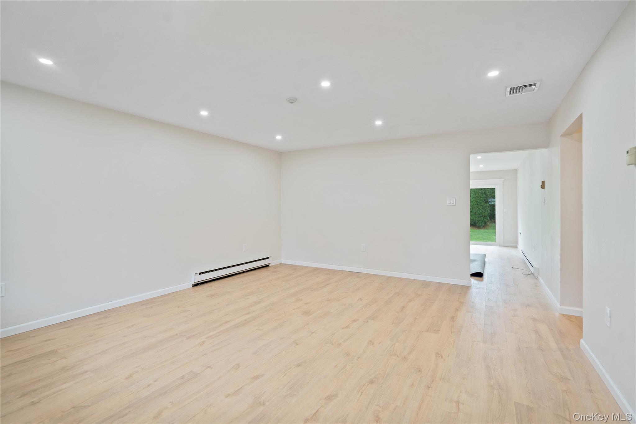 #6 photo, 53 Freedom Lane, サフォーク郡 Coram , NY 11727