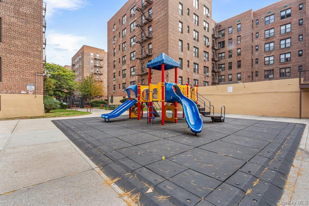 #13 photo, 33-26 92 Street, クイーンズ区 Jackson Heights , NY 11372