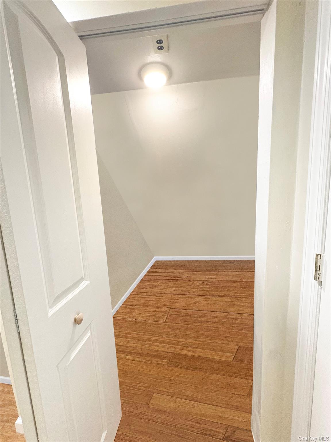 #11 photo, 573 S 5th Street, サフォーク郡 Lindenhurst , NY 11757