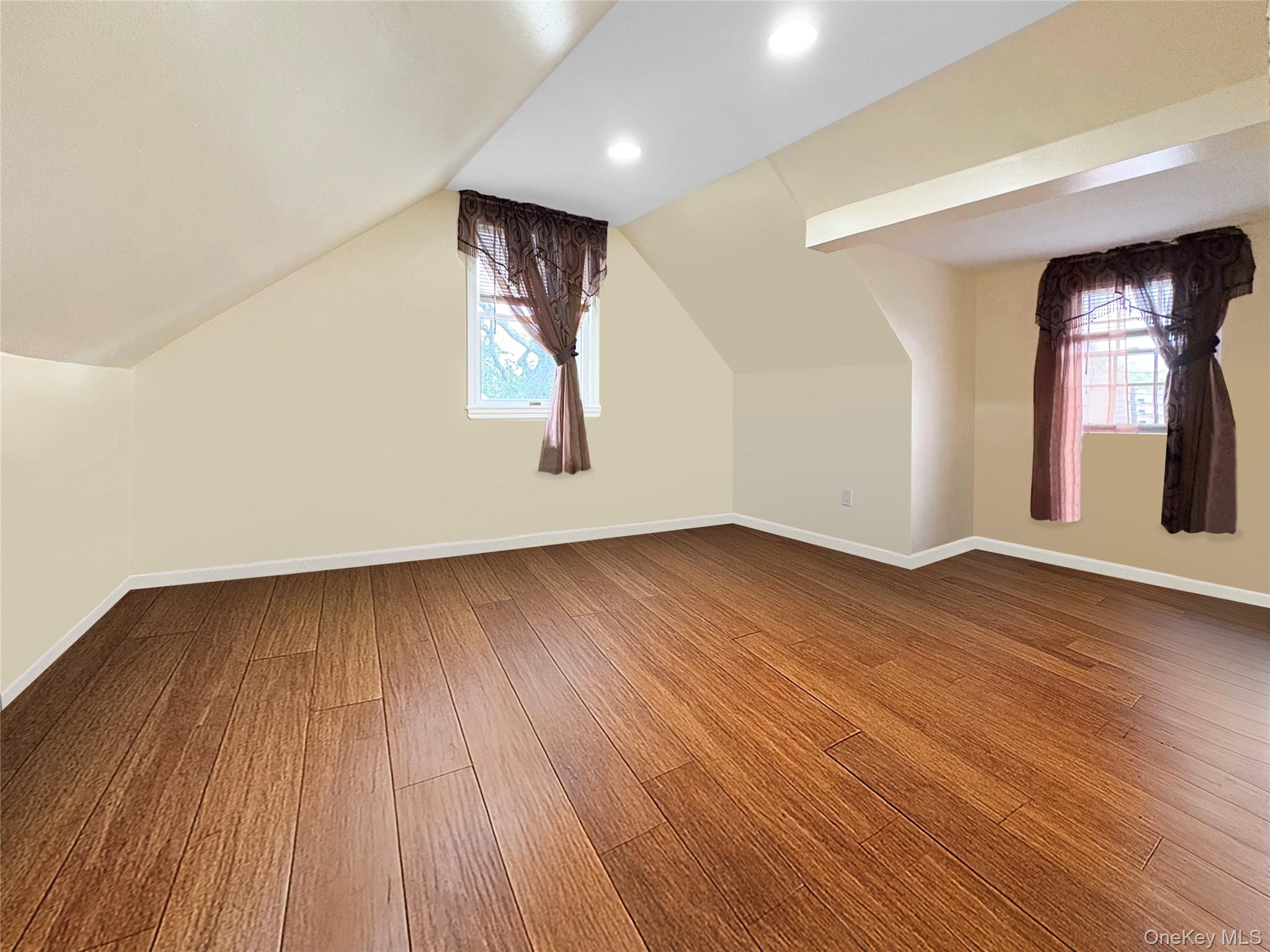 #12 photo, 573 S 5th Street, サフォーク郡 Lindenhurst , NY 11757