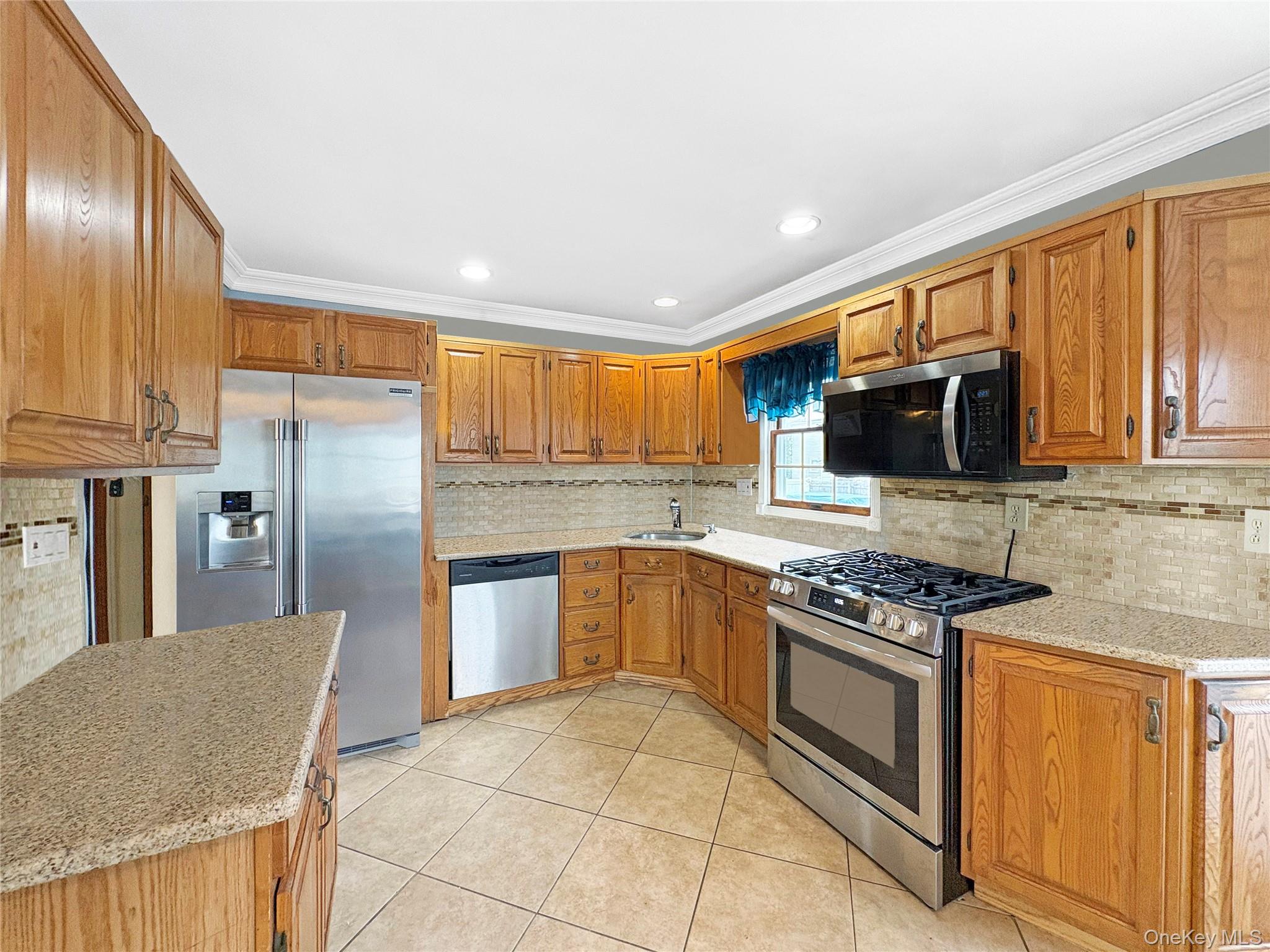 #6 photo, 573 S 5th Street, サフォーク郡 Lindenhurst , NY 11757