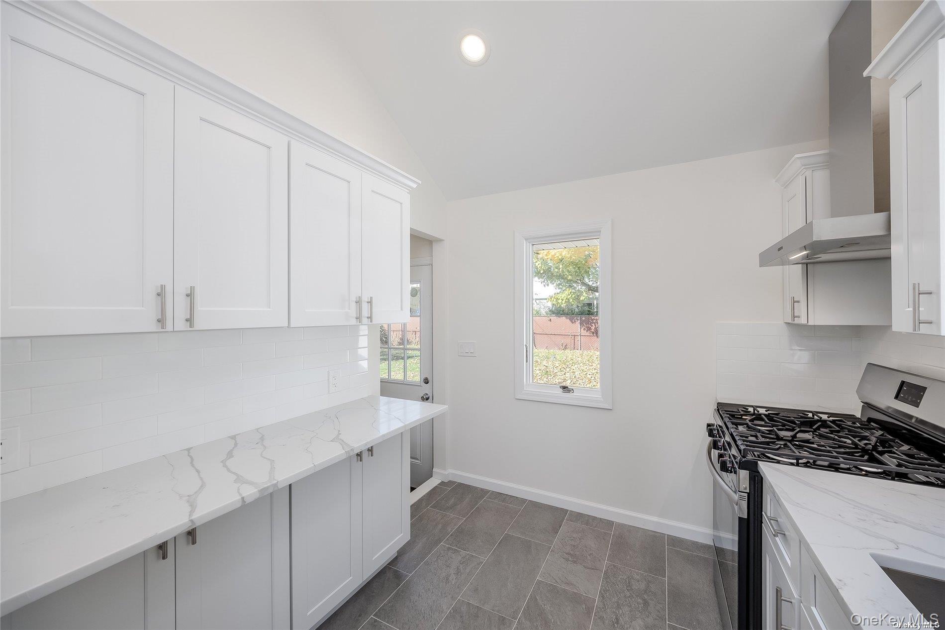 #13 photo, 24 Woodbine Drive, ナッソー郡 Hicksville , NY 11801