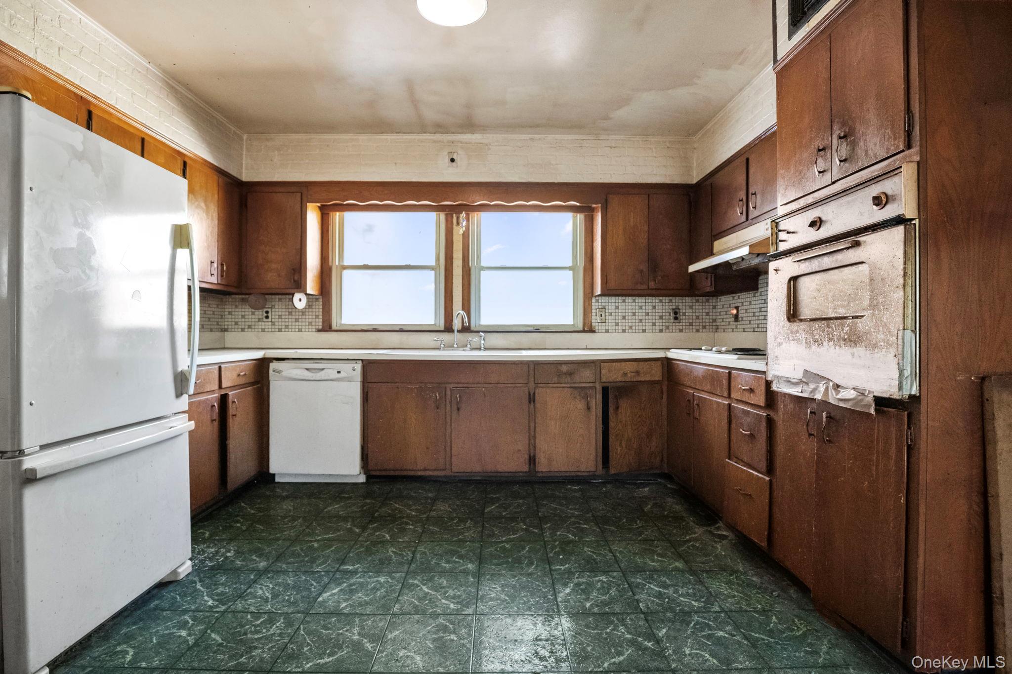 #12 photo, 33 Albion Oval, Mahopac , NY 10541