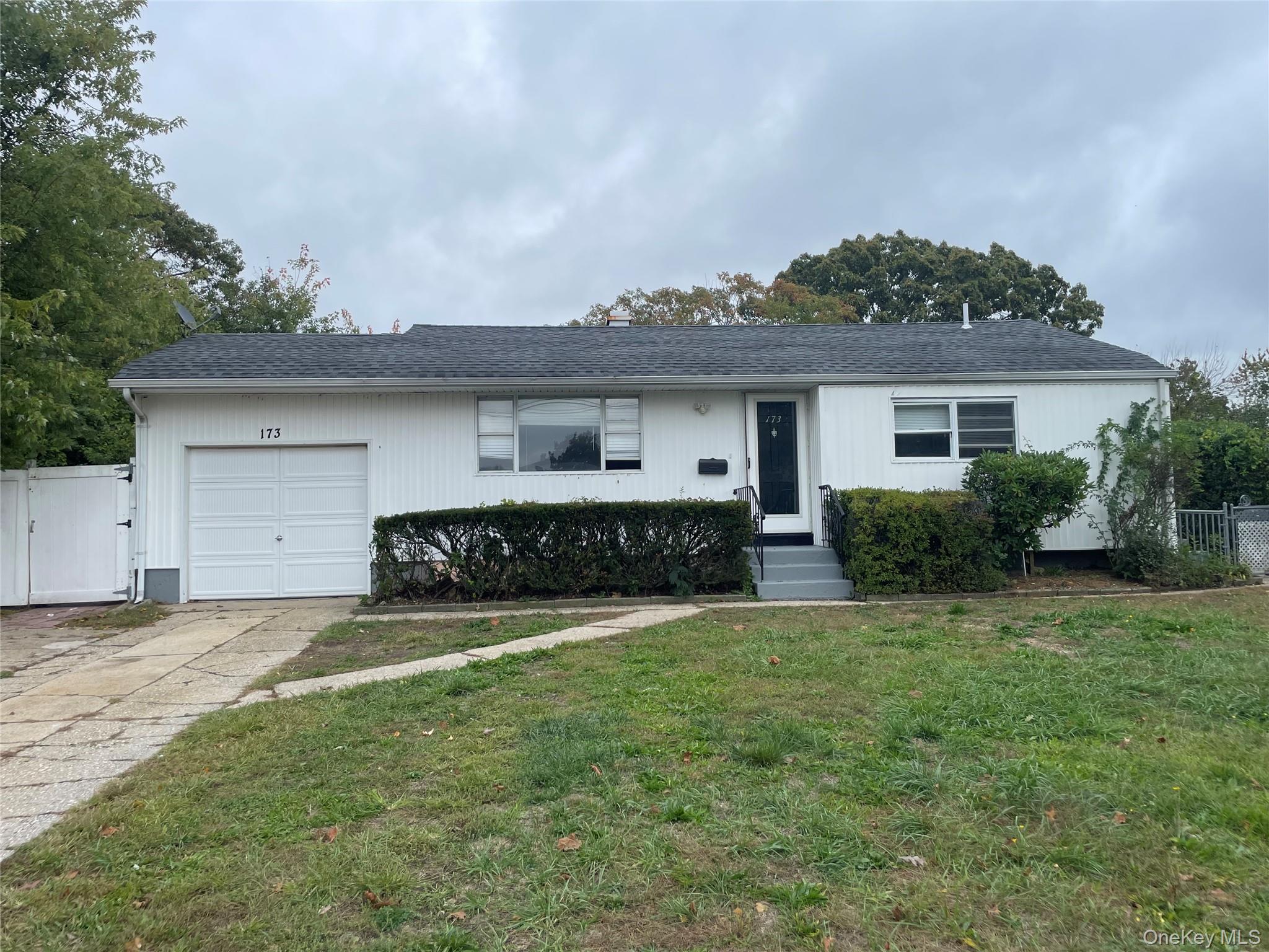 #1 photo, 173 Sugarwood Lane, サフォーク郡 Central Islip , NY 11722