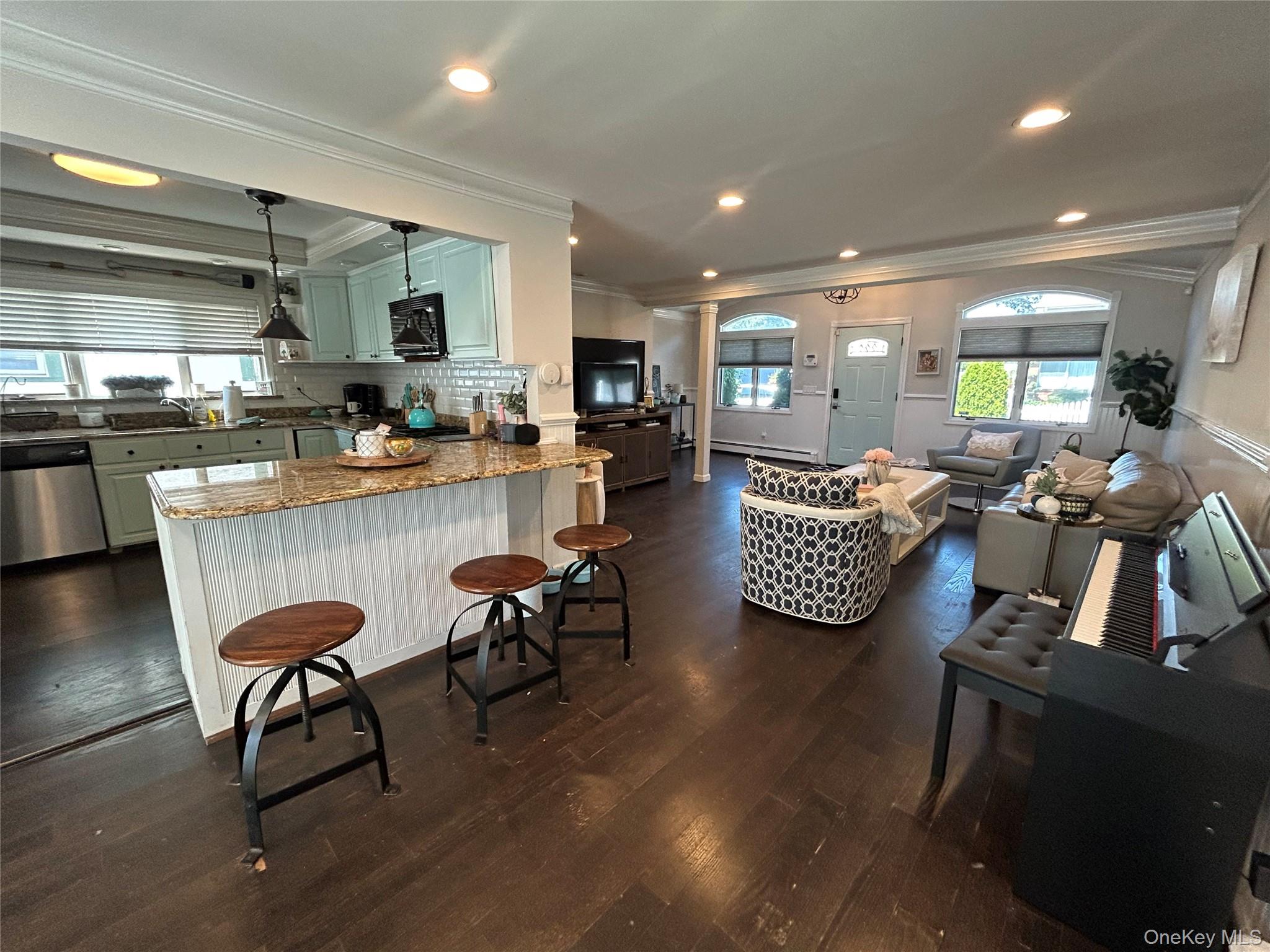 #4 photo, 6 Charles Place, Bayville , NY 11709