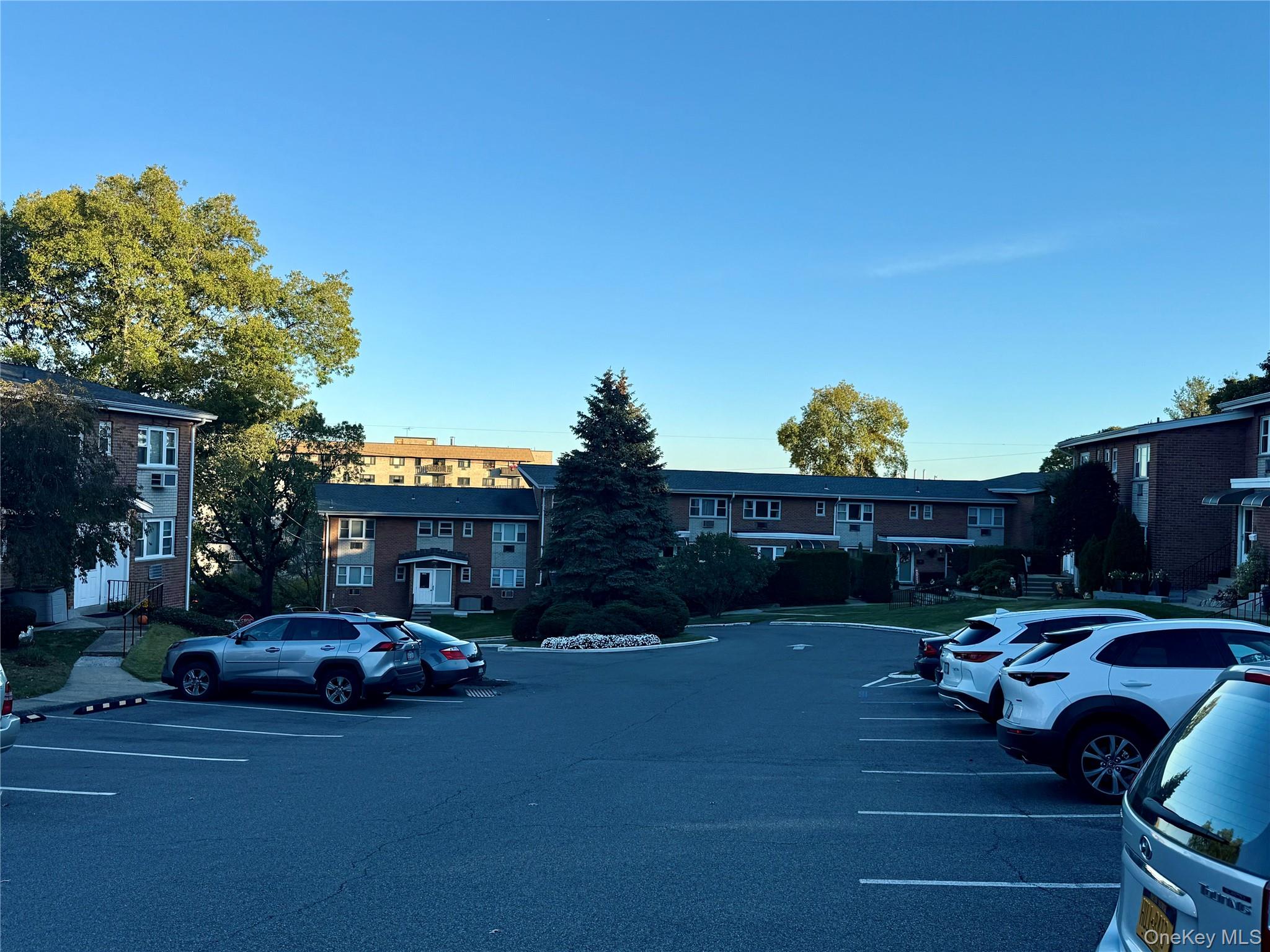 #12 photo, 669 Pelham Road, New Rochelle , NY 10805