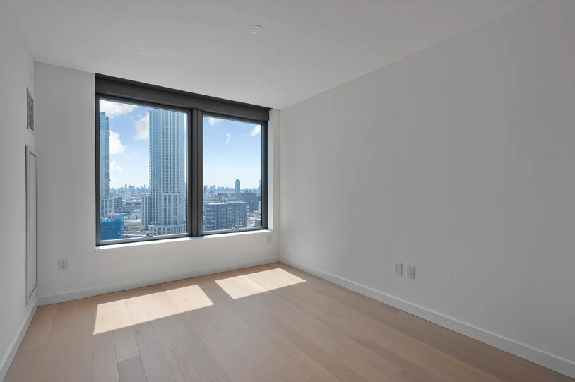 #18 photo, 3 COURT Square, Long Island City , NY 11101