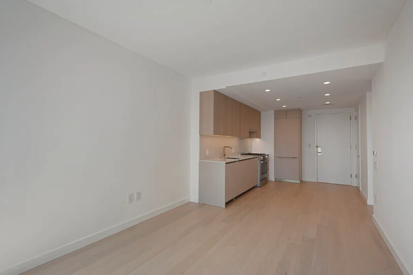 #19 photo, 3 COURT Square, Long Island City , NY 11101