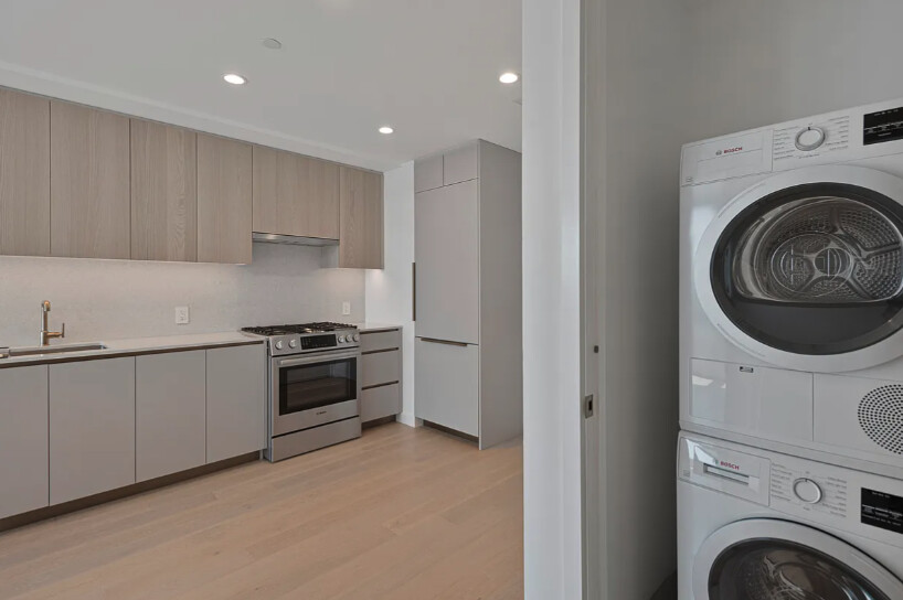 #20 photo, 3 COURT Square, Long Island City , NY 11101