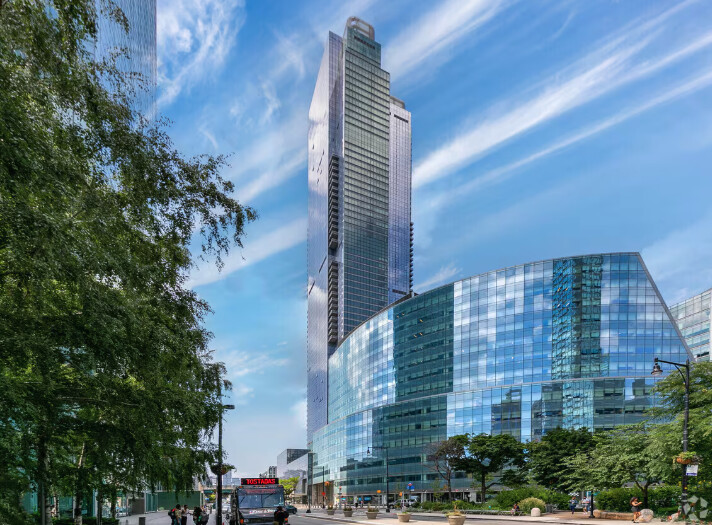 #3 photo, 3 COURT Square, Long Island City , NY 11101