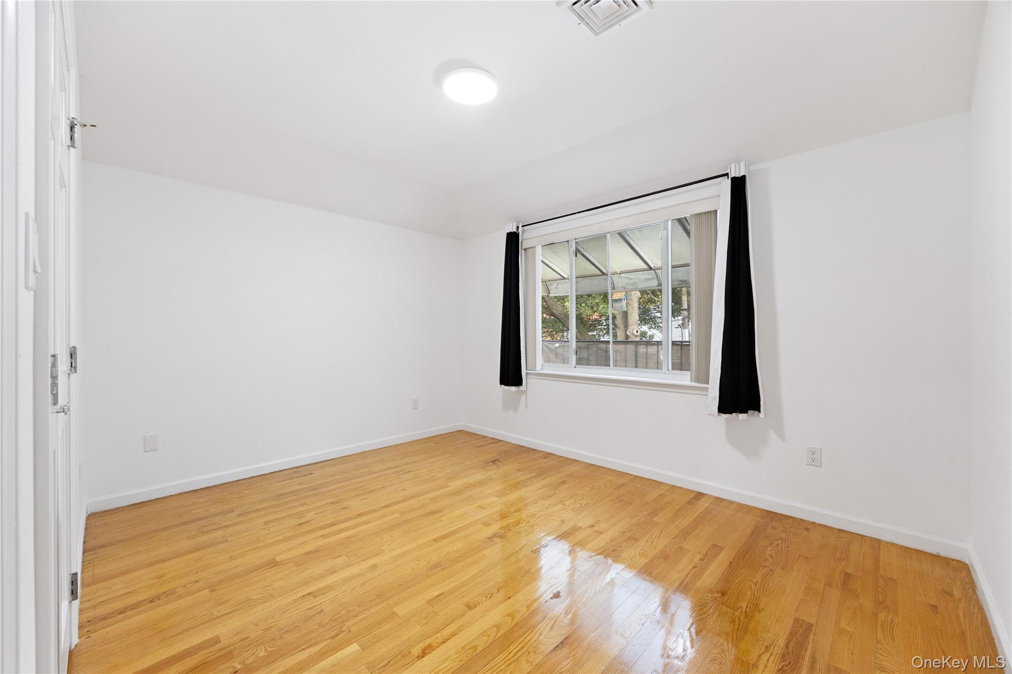 #12 photo, 6945 229th Street, クイーンズ区 Oakland Gardens , NY 11364