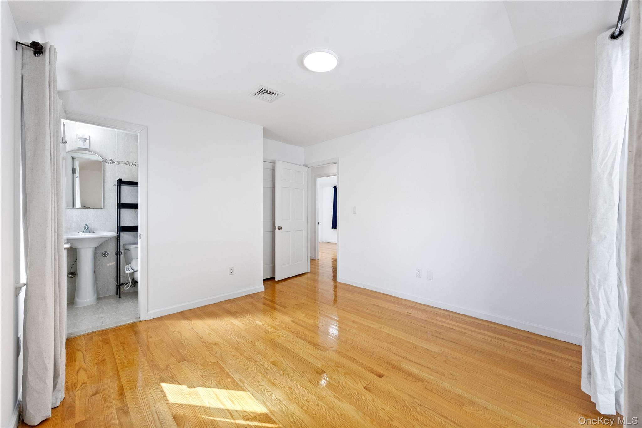 #15 photo, 6945 229th Street, クイーンズ区 Oakland Gardens , NY 11364