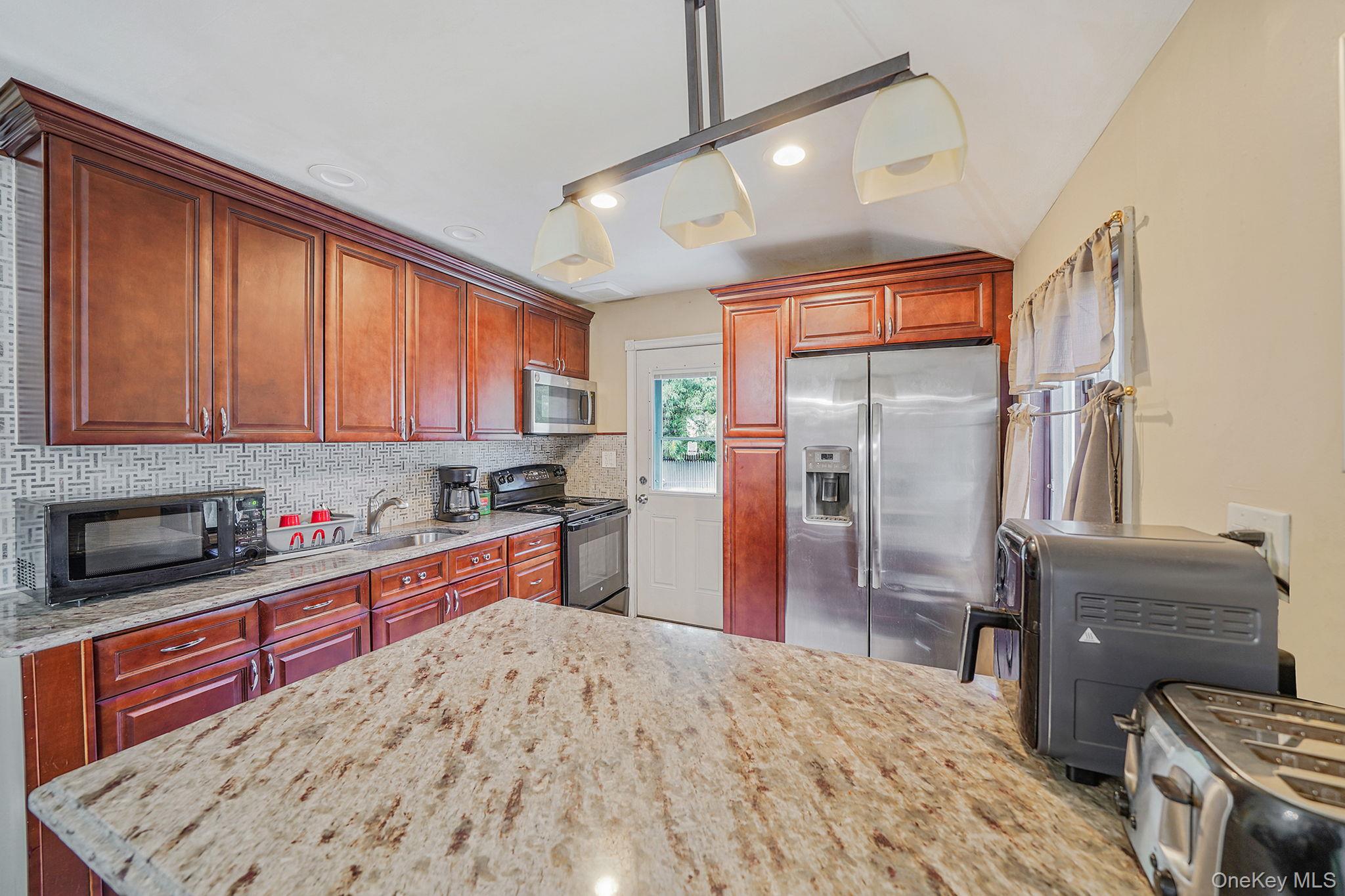 #12 photo, 24 Chanel Drive, サフォーク郡 Brentwood , NY 11717