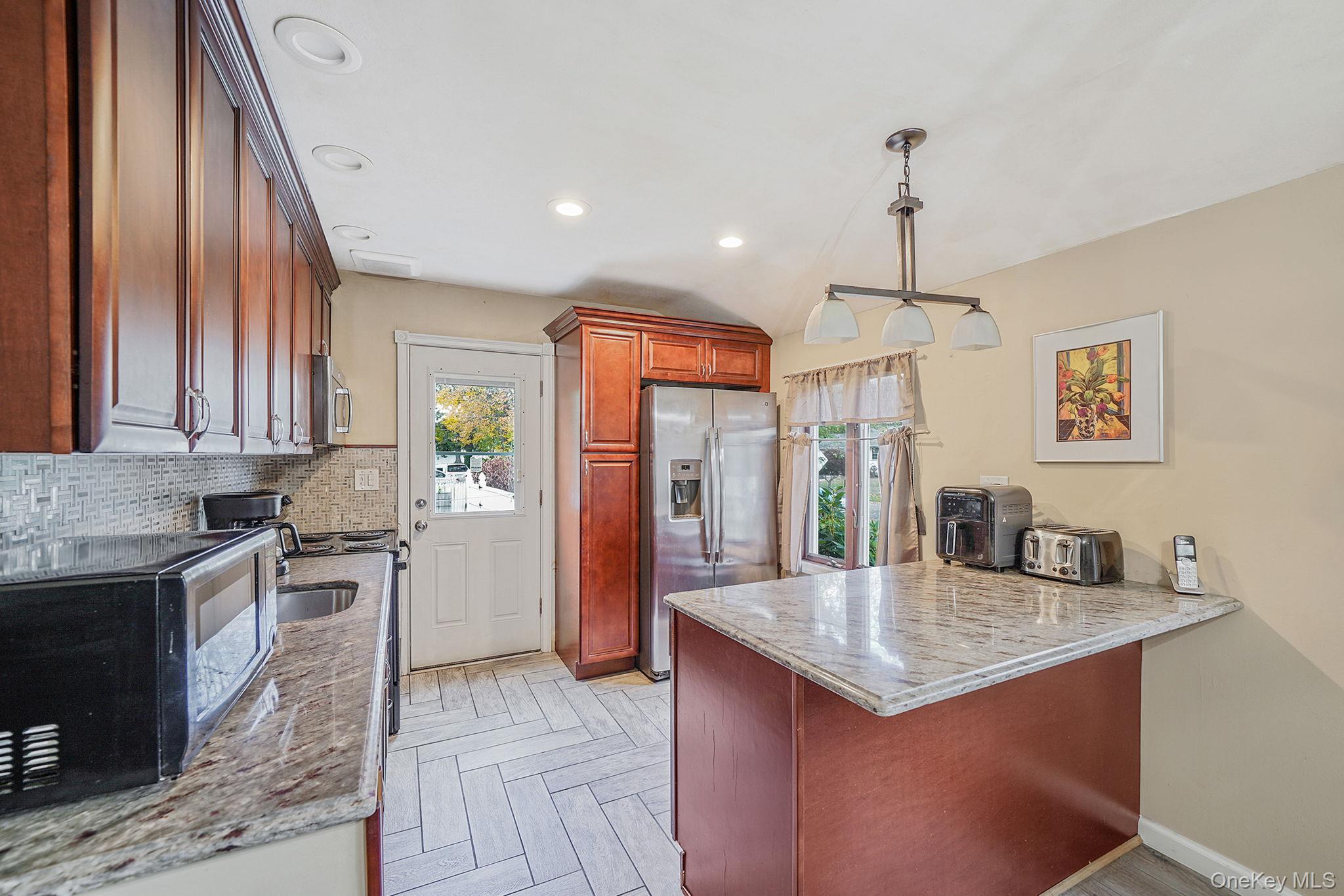 #13 photo, 24 Chanel Drive, サフォーク郡 Brentwood , NY 11717