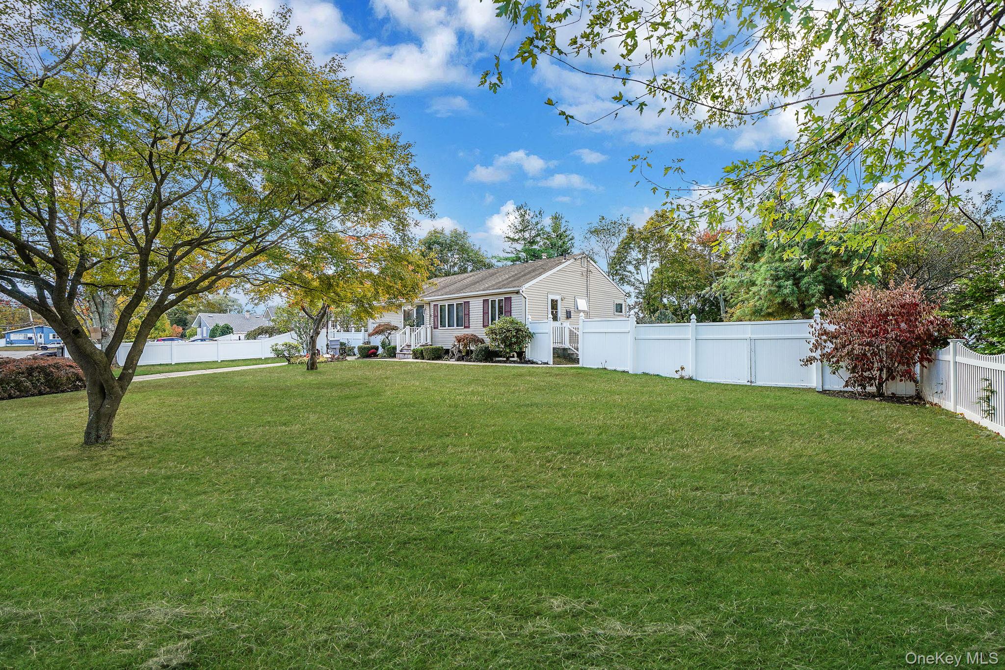 #2 photo, 24 Chanel Drive, サフォーク郡 Brentwood , NY 11717