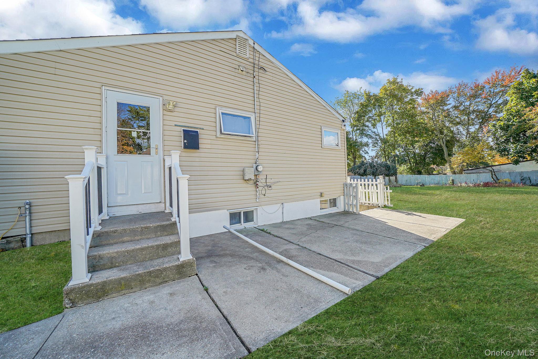 #3 photo, 24 Chanel Drive, サフォーク郡 Brentwood , NY 11717