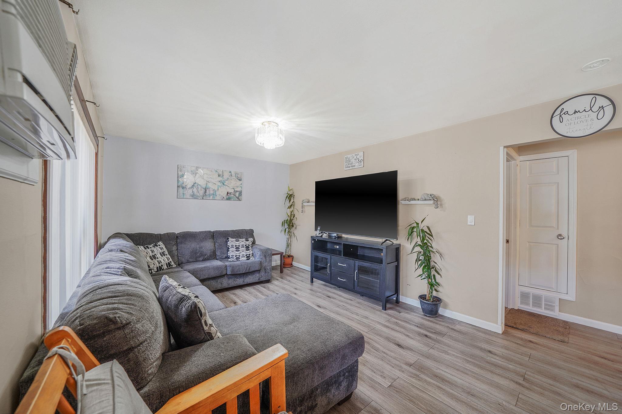 #7 photo, 24 Chanel Drive, サフォーク郡 Brentwood , NY 11717