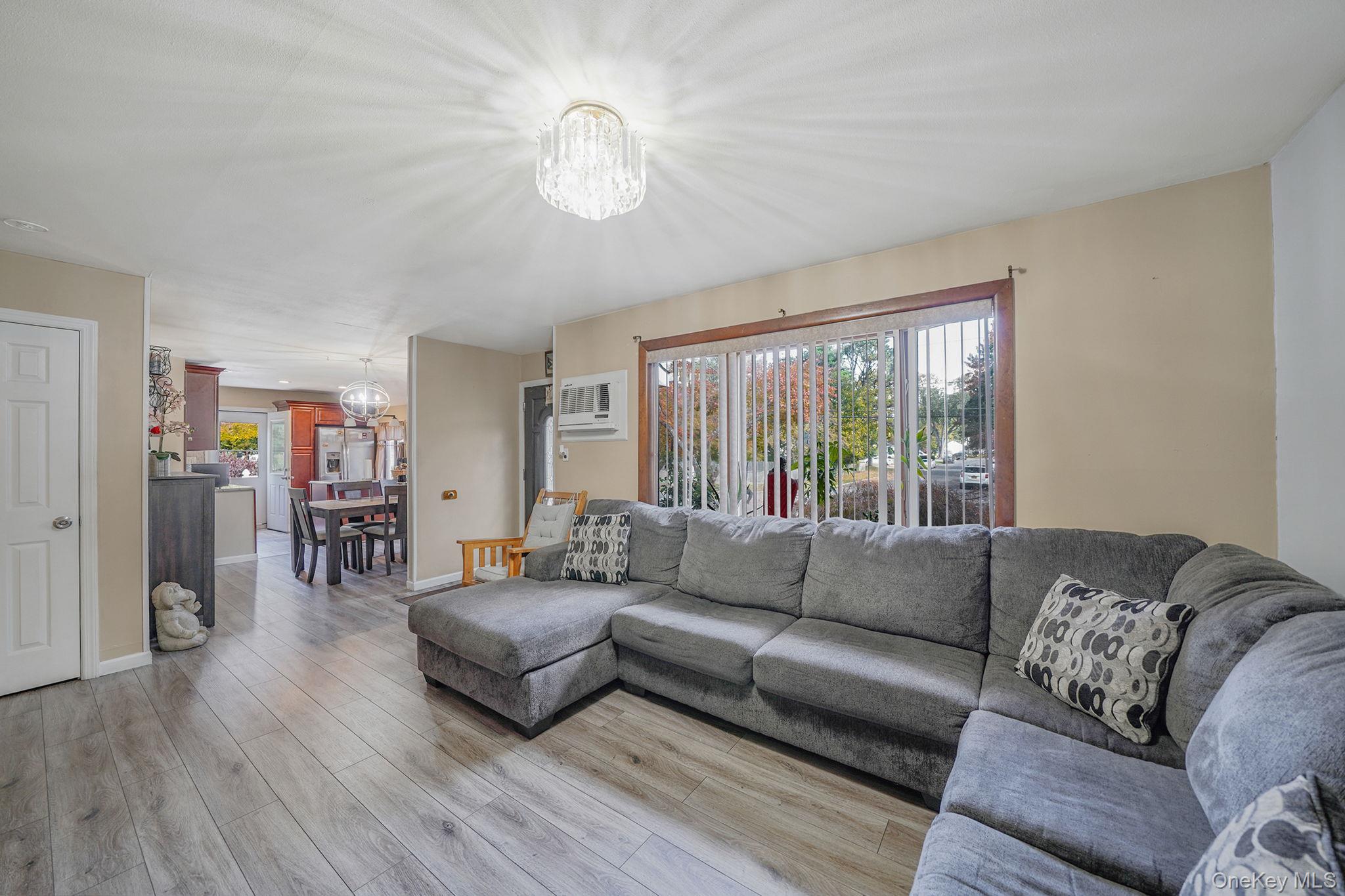 #8 photo, 24 Chanel Drive, サフォーク郡 Brentwood , NY 11717