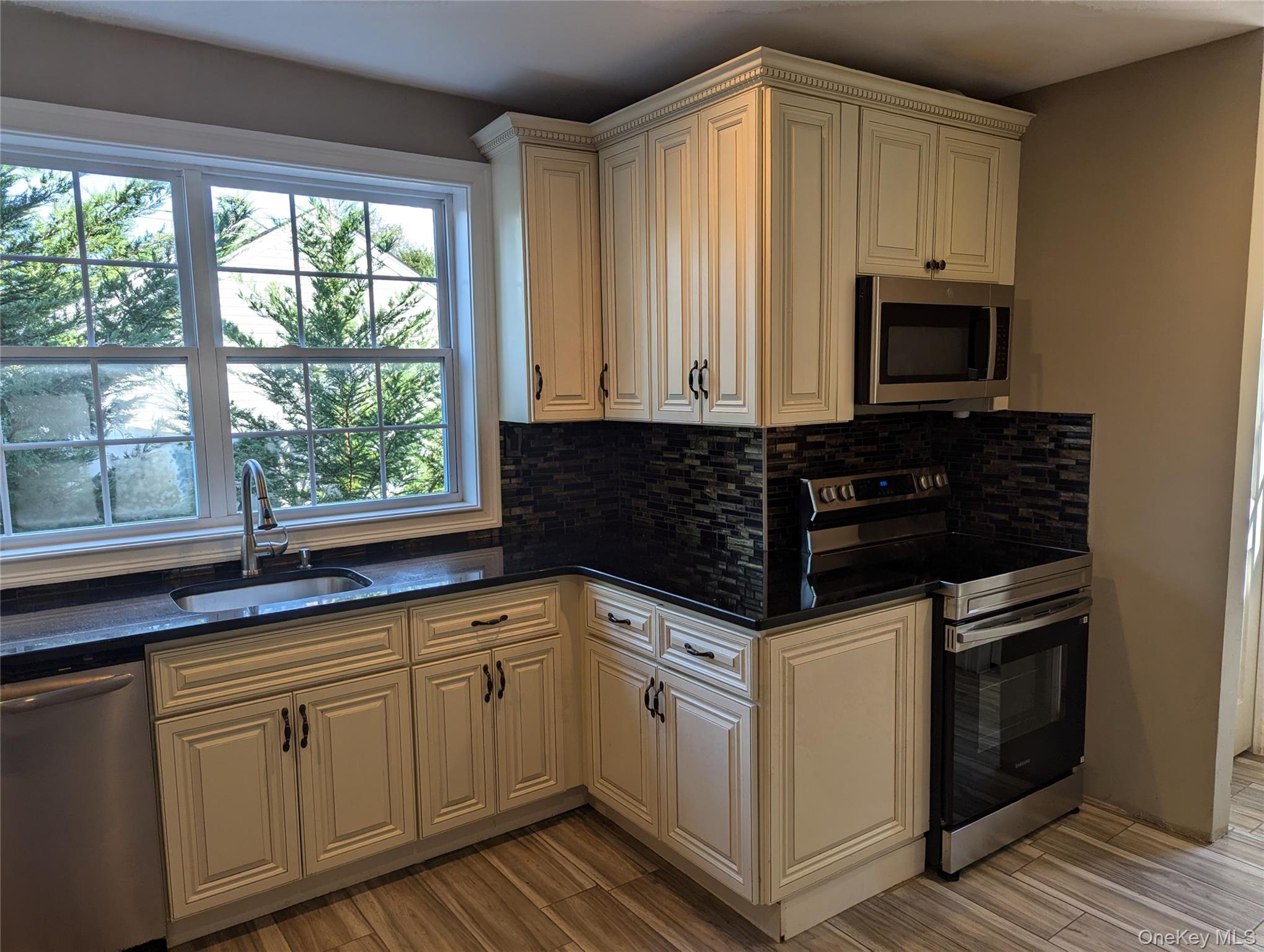 #2 photo, 12 Maple Court, サフォーク郡 Bay Shore , NY 11706