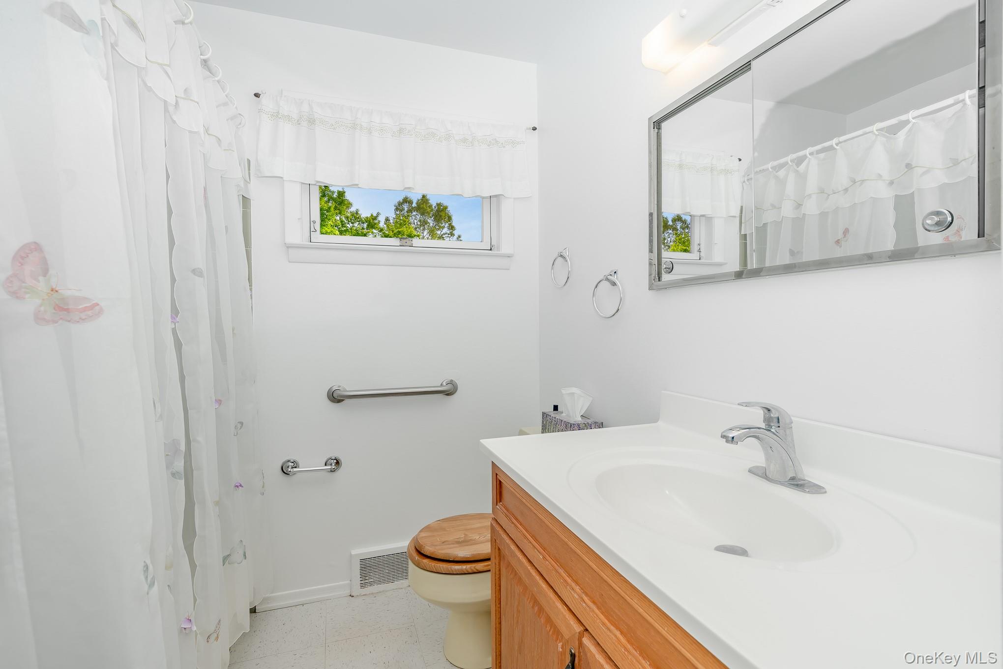 #13 photo, 10 Argonne Road, サフォーク郡 Hampton Bays , NY 11946