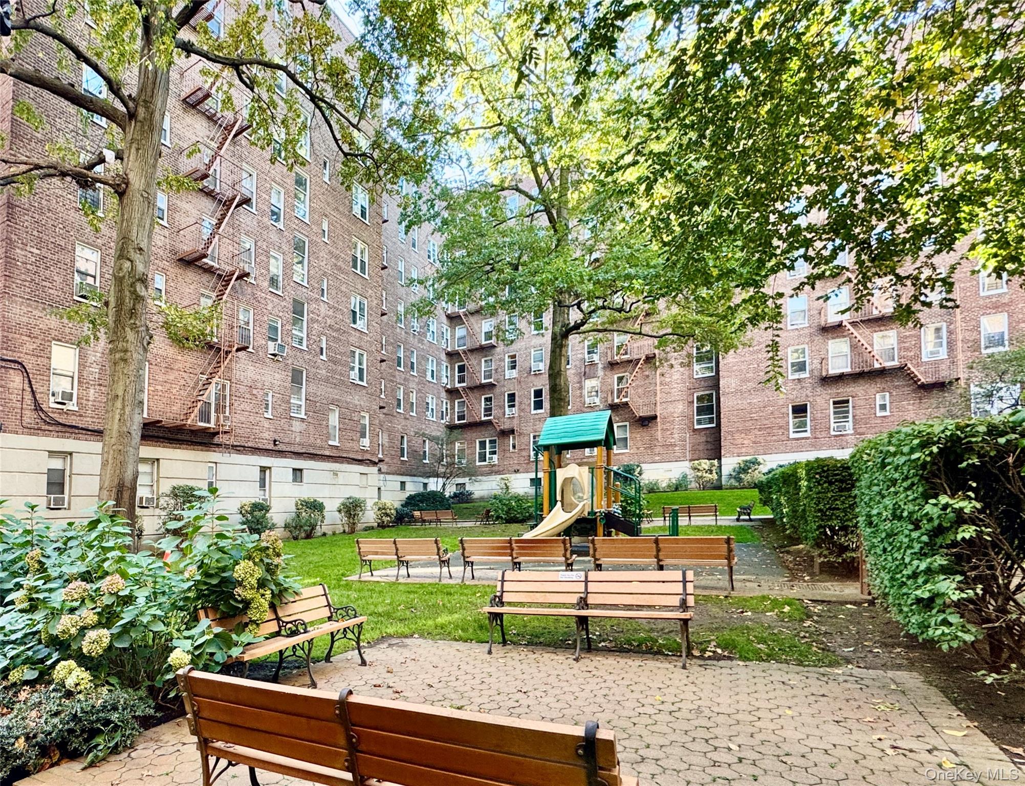 #10 photo, 72-61 113th Street, クイーンズ区 Forest Hills , NY 11375