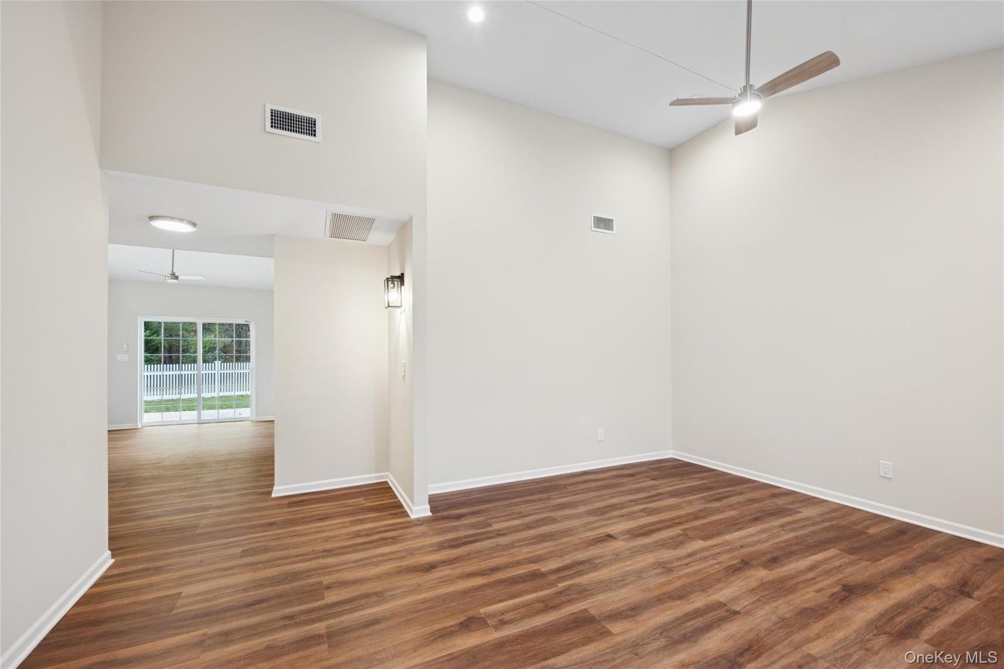 #12 photo, 99 Village Circle, サフォーク郡 Manorville , NY 11949