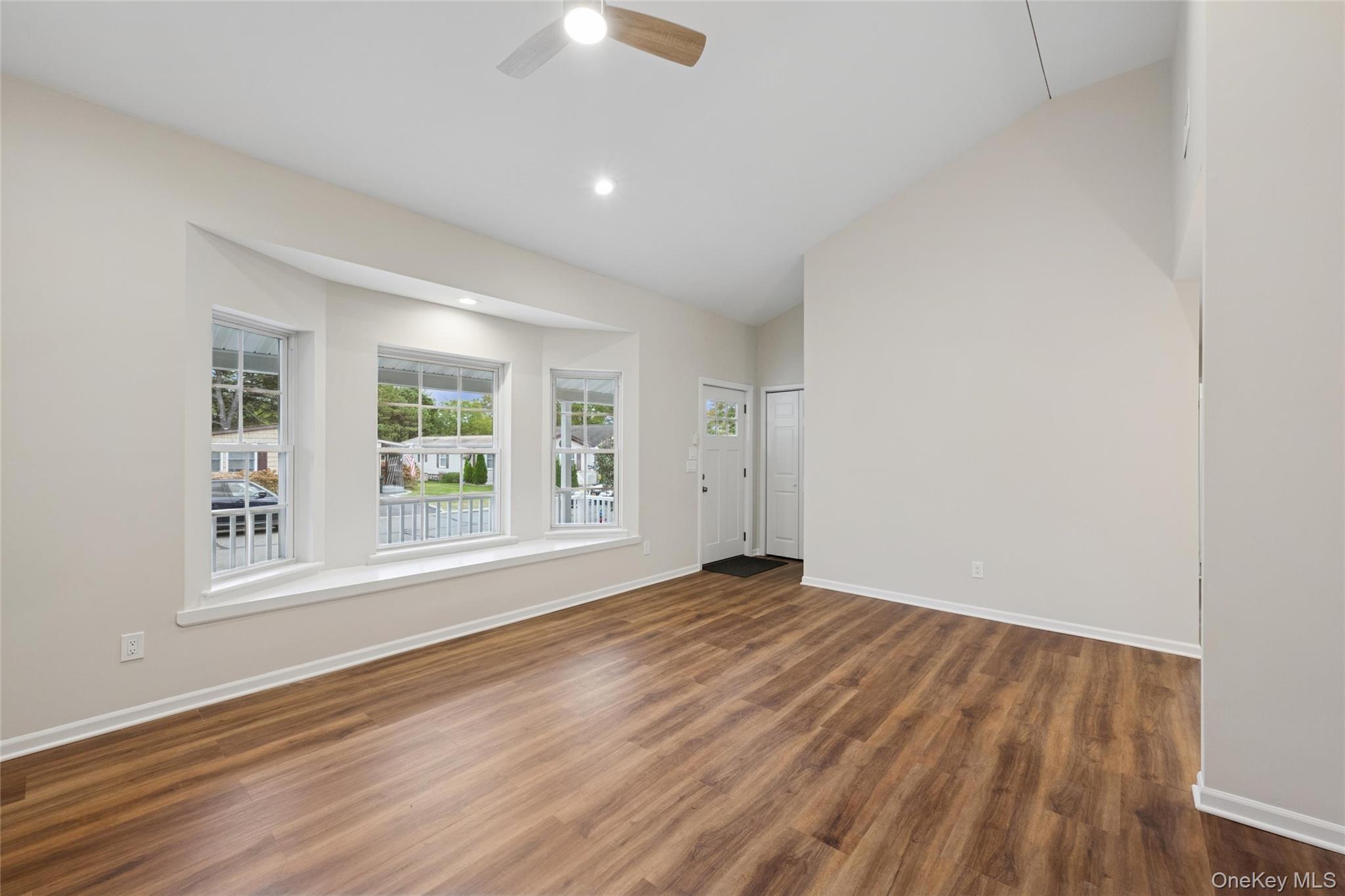 #13 photo, 99 Village Circle, サフォーク郡 Manorville , NY 11949