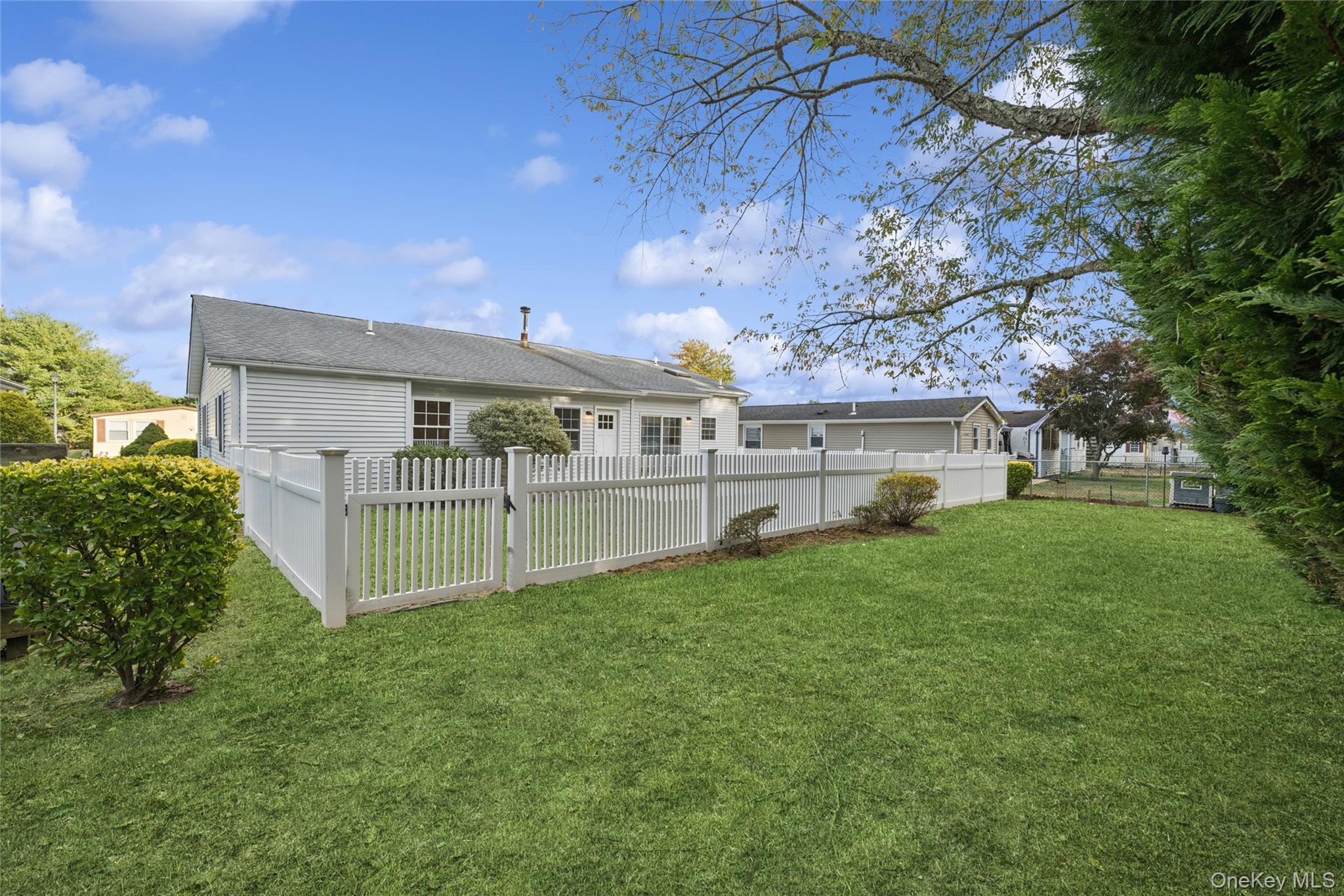 #18 photo, 99 Village Circle, サフォーク郡 Manorville , NY 11949