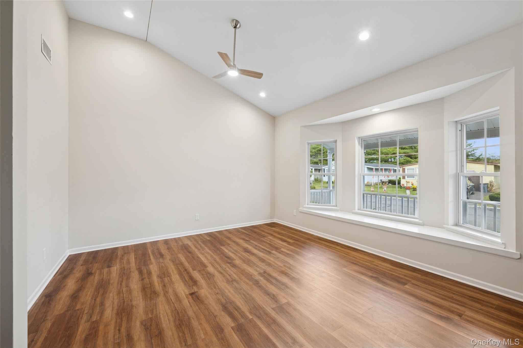 #9 photo, 99 Village Circle, サフォーク郡 Manorville , NY 11949