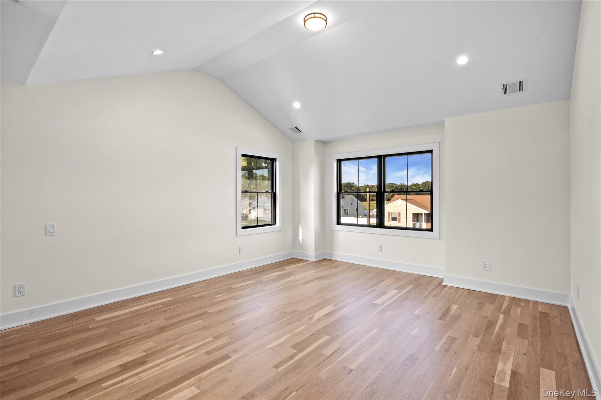 #16 photo, 121 Dean Street, ナッソー郡 Hicksville , NY 11801