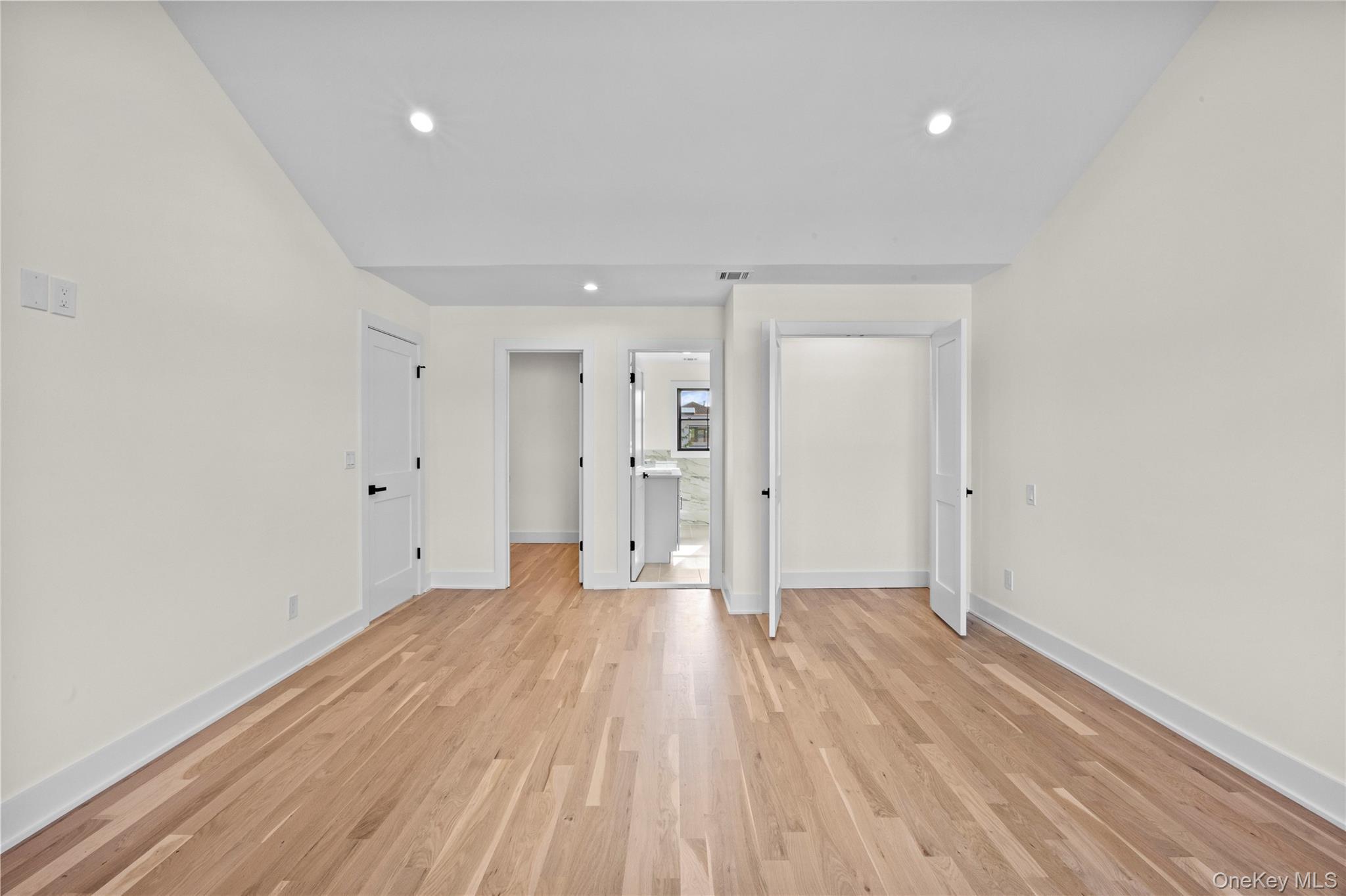 #17 photo, 121 Dean Street, ナッソー郡 Hicksville , NY 11801