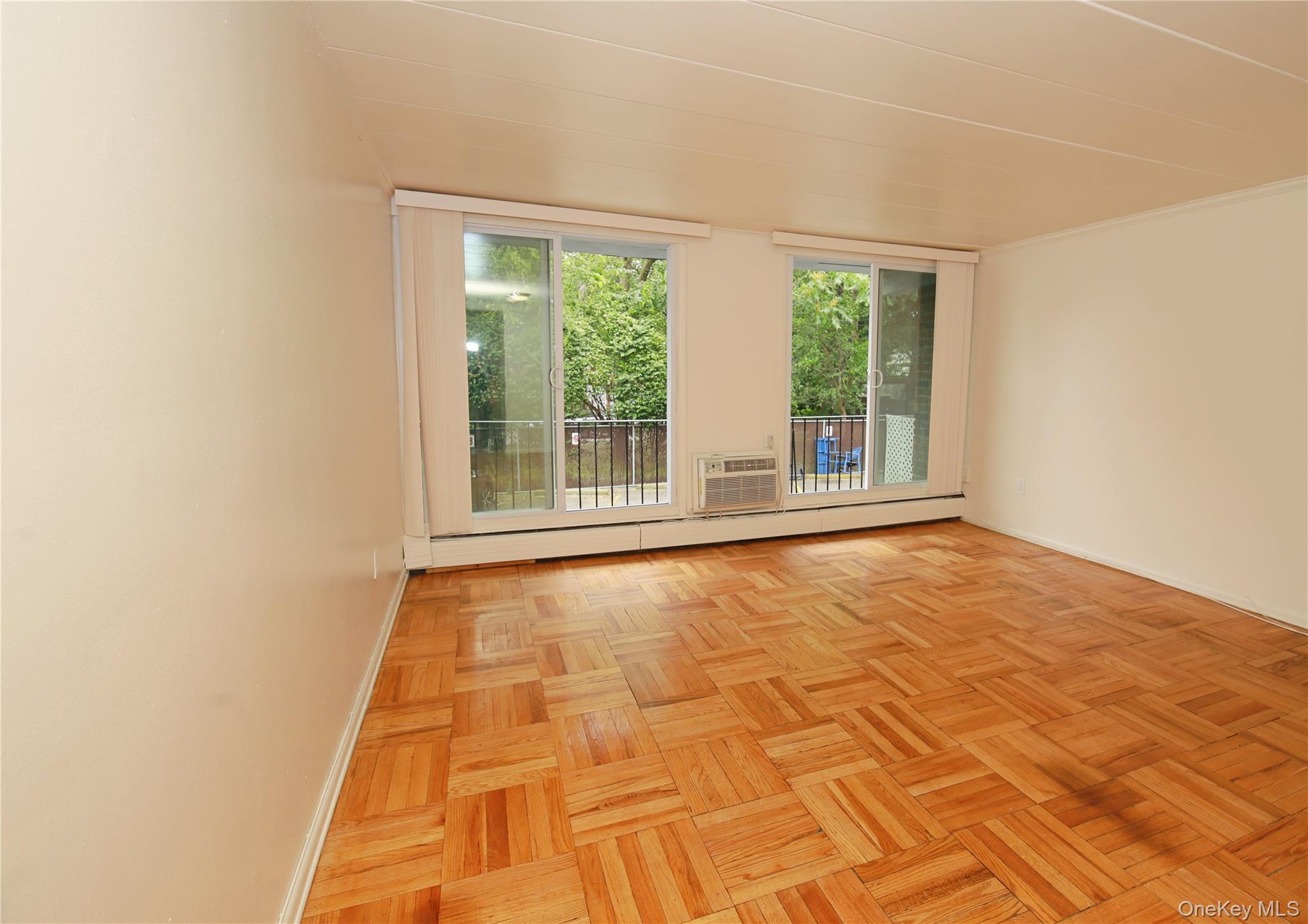 #1 photo, 121 Vincent Ave, ナッソー郡 Lynbrook , NY 11563