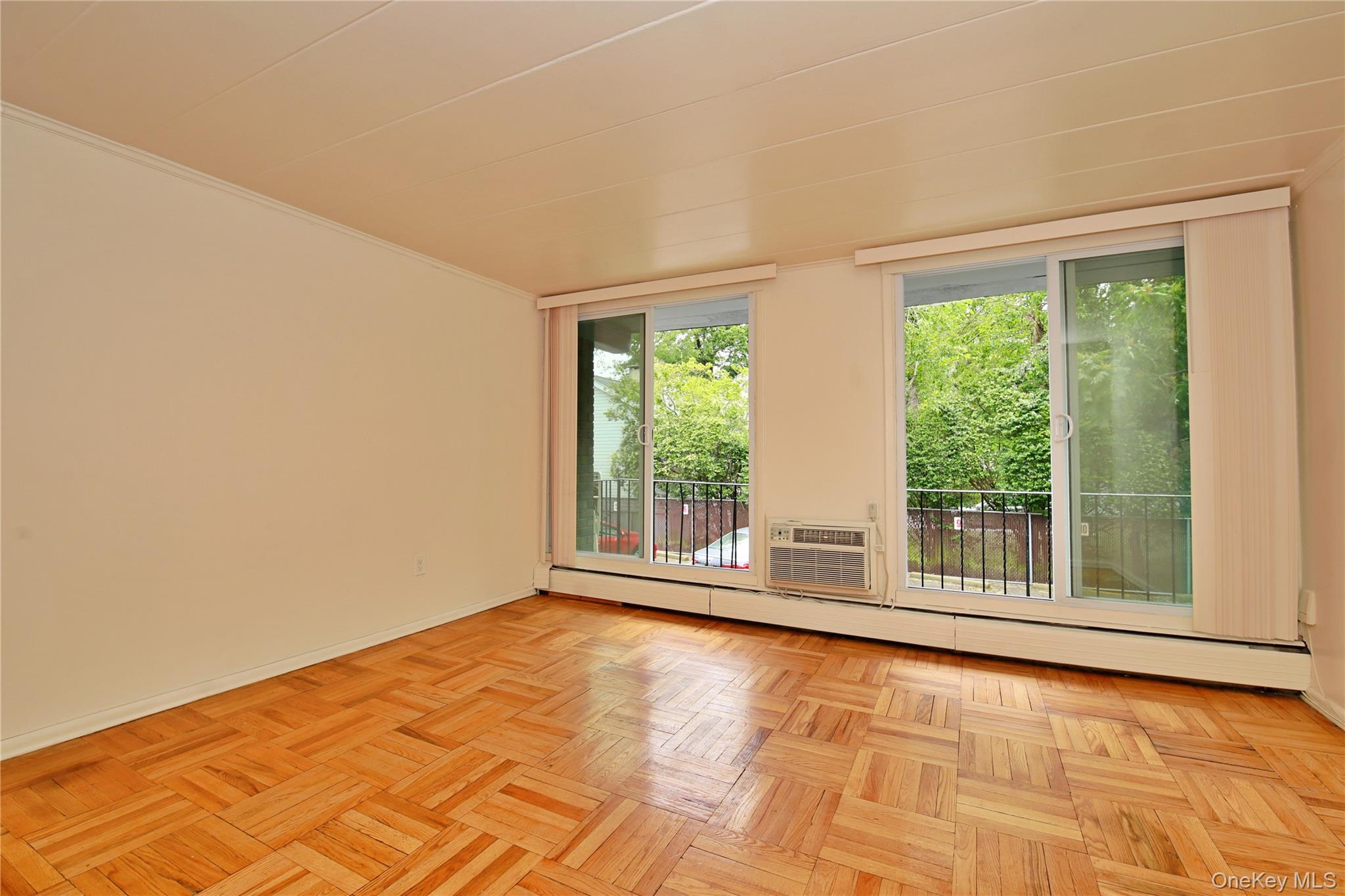 #2 photo, 121 Vincent Ave, ナッソー郡 Lynbrook , NY 11563