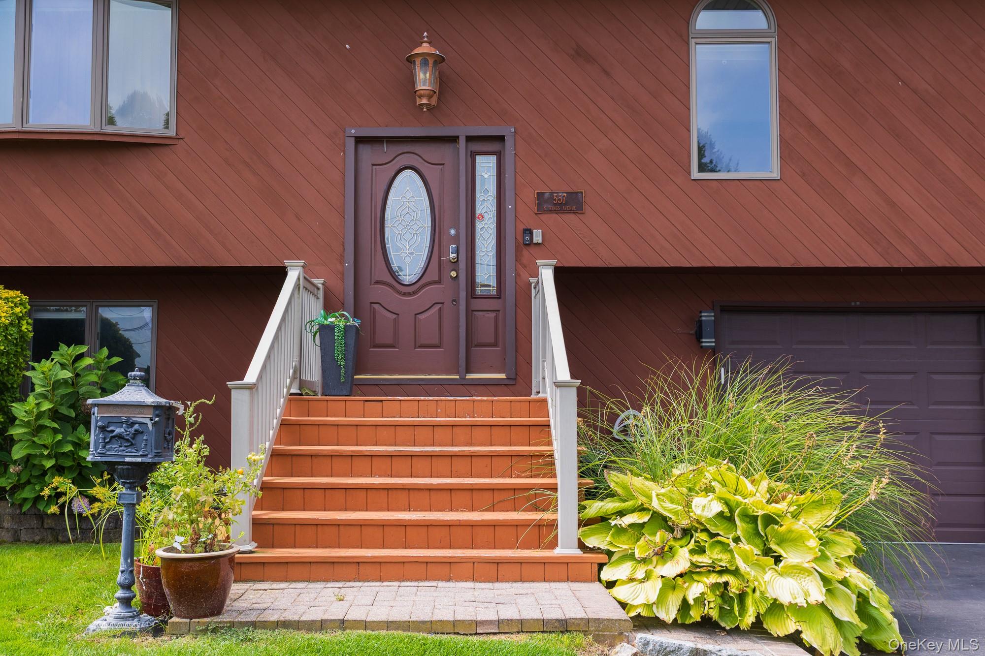 #1 photo, 557 N Kings Avenue, サフォーク郡 Lindenhurst , NY 11757