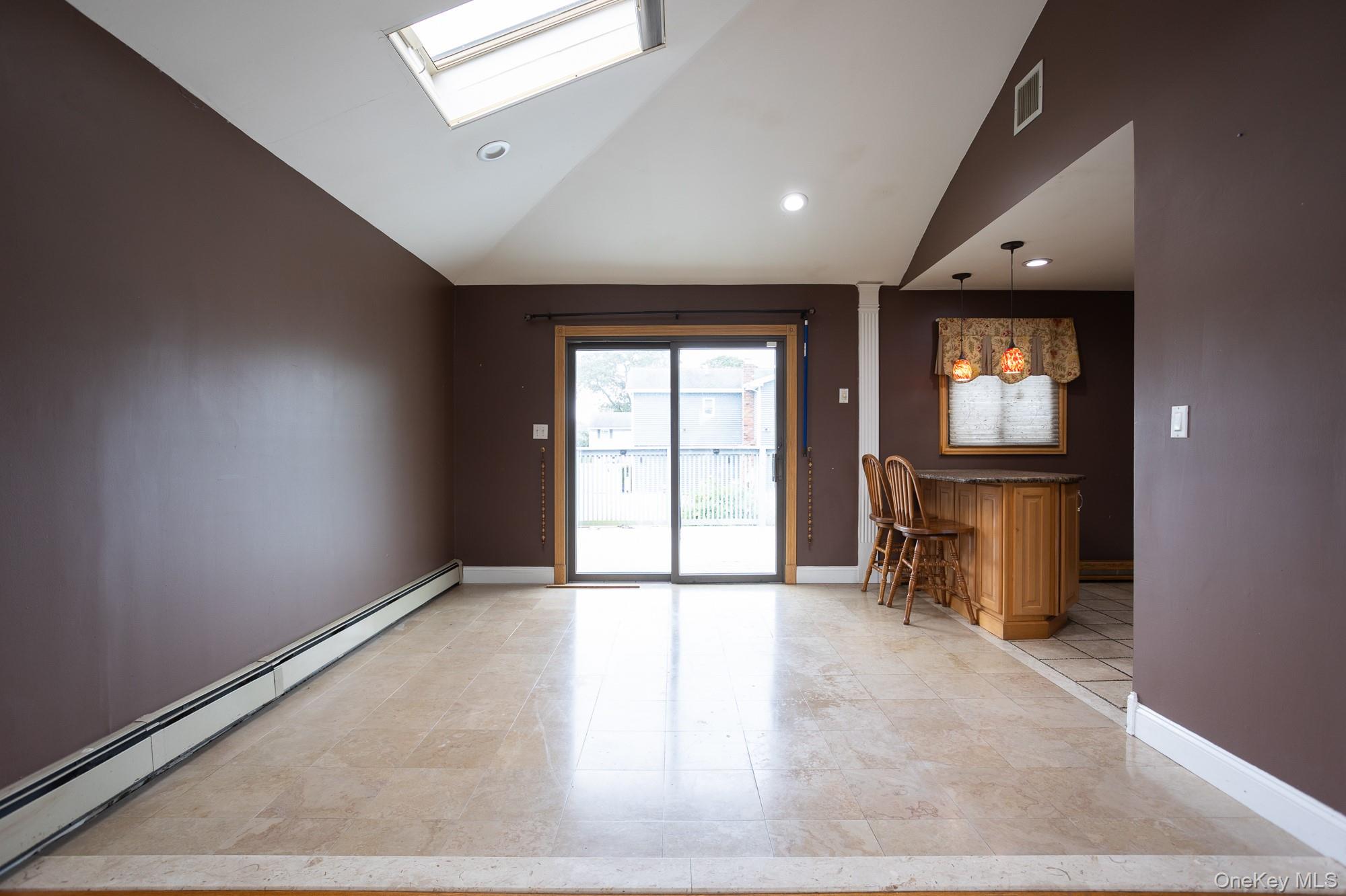 #9 photo, 557 N Kings Avenue, サフォーク郡 Lindenhurst , NY 11757