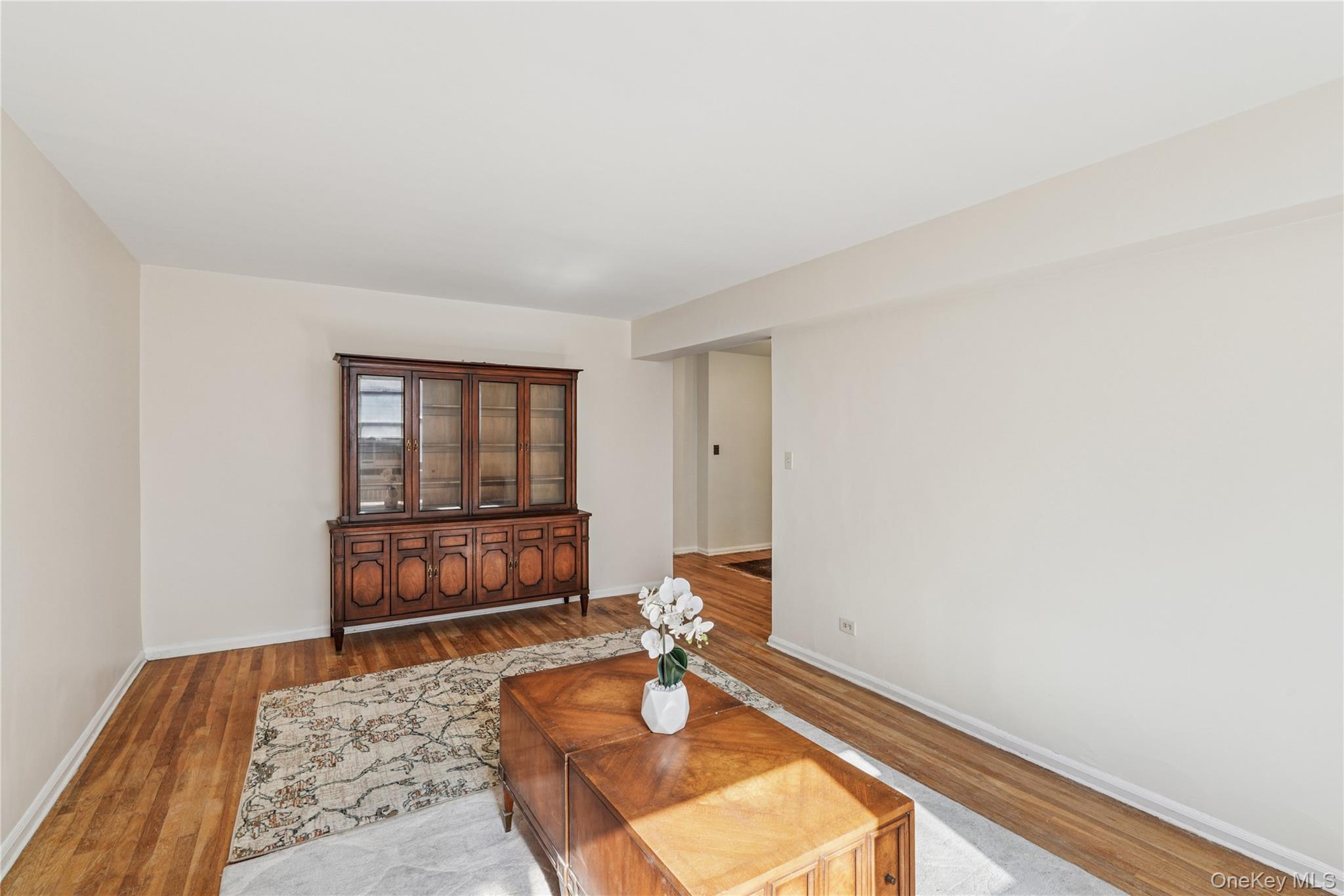 #11 photo, 9010 32 Avenue, クイーンズ区 East Elmhurst , NY 11369