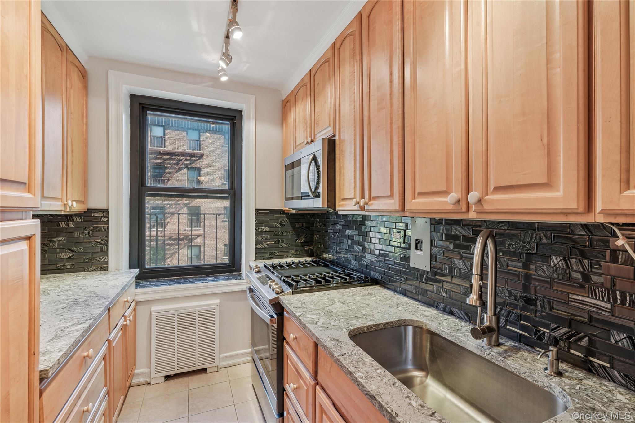 #3 photo, 9010 32 Avenue, クイーンズ区 East Elmhurst , NY 11369