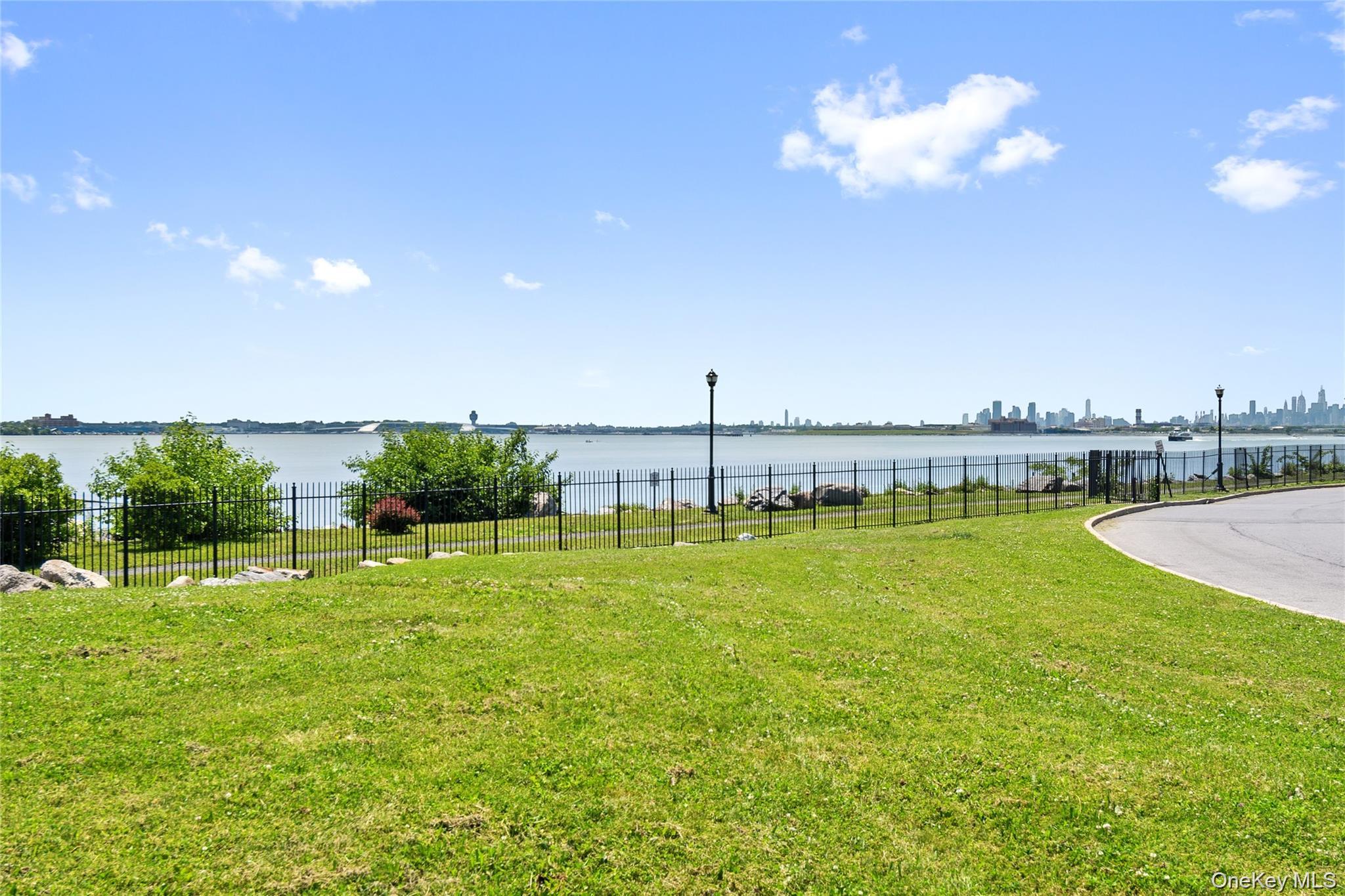 #2 photo, 169 Surf Drive, ブロンクス区 Bronx , NY 10473