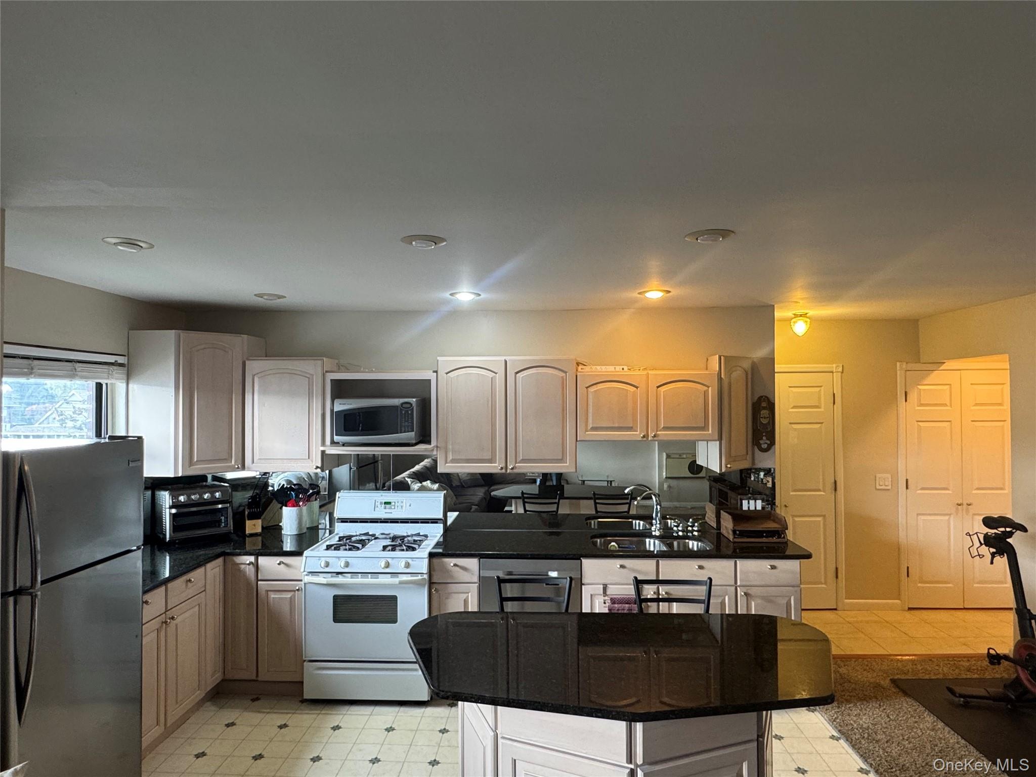 #2 photo, 25 Elizabeth Street, ナッソー郡 Farmingdale , NY 11735