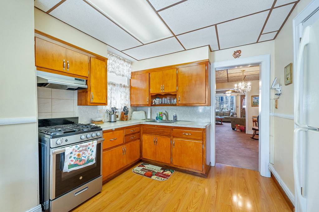 #11 photo, 78-14 64th Place, Glendale , NY 11385